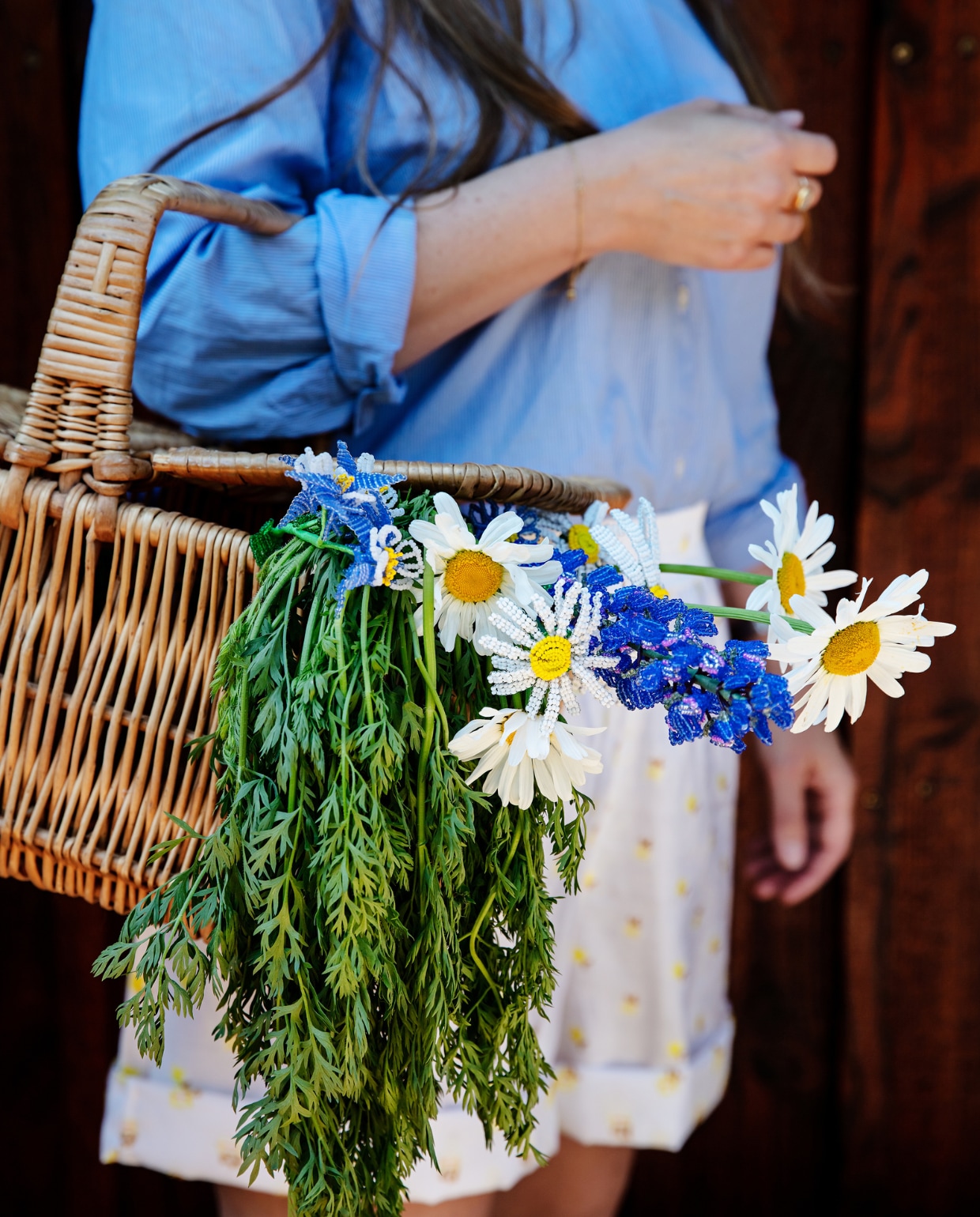 Bloemen uit de tuin gemixt met kralenbloemen van Roté. vtwonen special binnenkijken 06-2022 | productie Living Inside | Styling Rikke Graff Juel | fotografie Christina Kayser O.