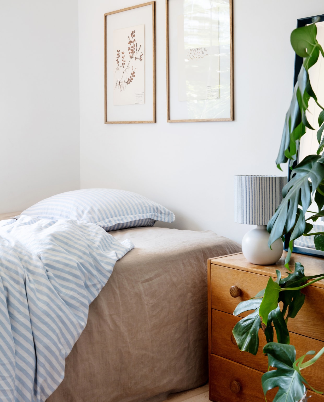 Droogbloemen in lijst en ladekast rommelmarkt. Tafellamp Roté. Overig onbekend. vtwonen special binnenkijken 06-2022 | productie Living Inside | styling Rikke Graff Juel | fotografie Christina Kayser O.