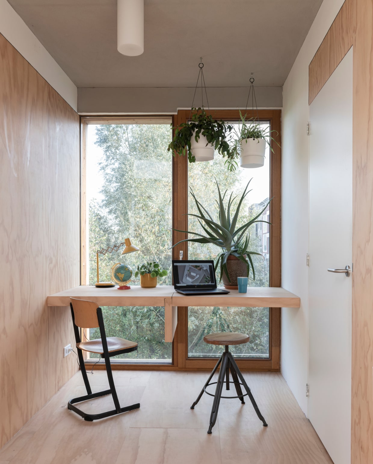 Schoolstoel, kleine bloempot en bureaulamp vintage. Kruk Brenna Woood. Grote bloempot tuincentrum. Hangpotten Elho, hanglamp Miguel. vtwonen 01-2021 | Productie en fotografie Caroline Martinot | Styling Sharon Roest