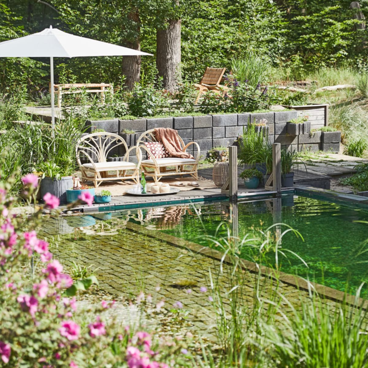 Aluminium parasol, 200x200 cm ? 395,-, parasolvoet ? 480,- (extravert.nl). Handgemaakte loungestoelen uit Essaouira, Marokko per stuk ? 195,-, aluminium dienblad, vintage, 75 tot 110 cm () vanaf ? 115,-, bank achterin, naturel leer, 110x43x40 cm (bxdxh) ? 195,- (householdhardware.nl). Kokosnoot windlichten uit Bali, 13 cm () per stuk ? 23,95, slippers soortgelijk bij Sukha (sukha.nl). Teakhouten stoel Abaca achterin, 75x65x70 cm (bxdxh) ? 329,-, plaid 130x170 cm ? 39,95, vloerkleed 12x180 cm ? 129,- (hkliving.nl). Rotan windlicht soortgelijk via vtwonen.nl. Overig privbezit.