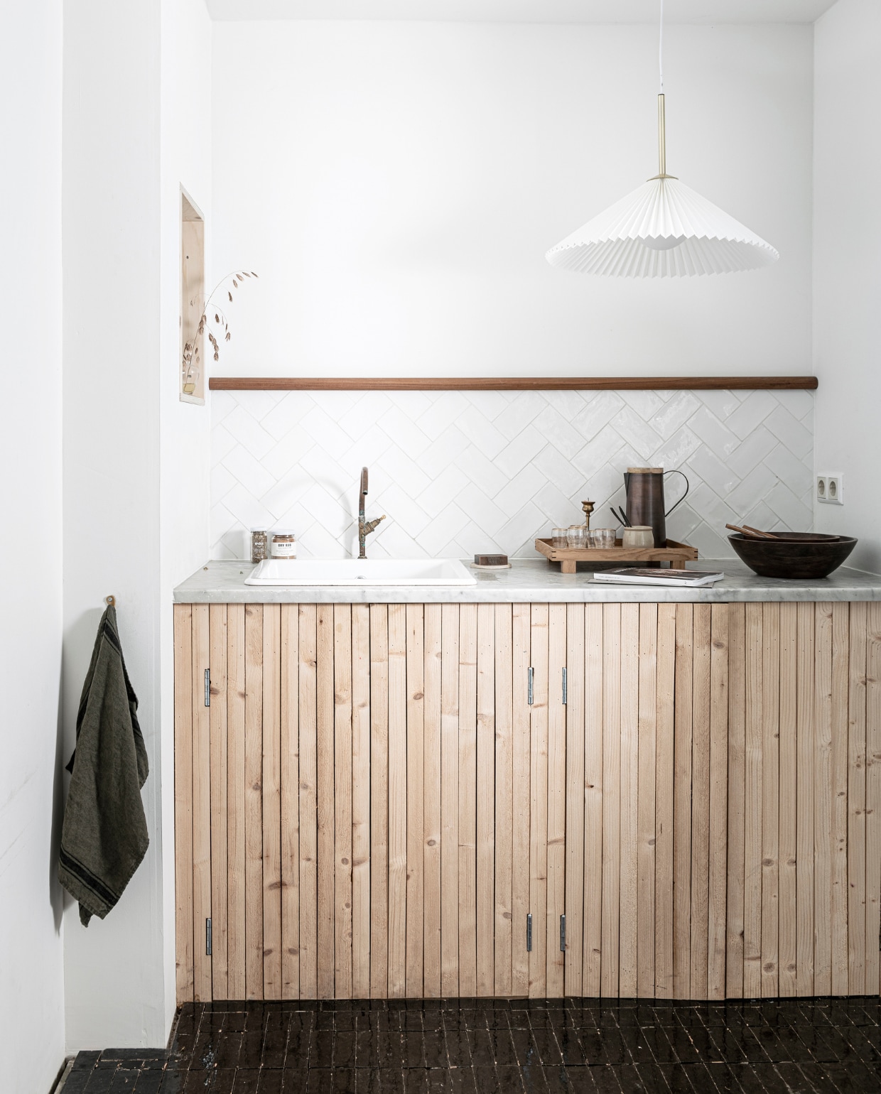 Diy keukenkast latten vtwonen 03-2022 | Diy | Fotografie Sjoerd Eickmans | Styling Kim van Rossenberg