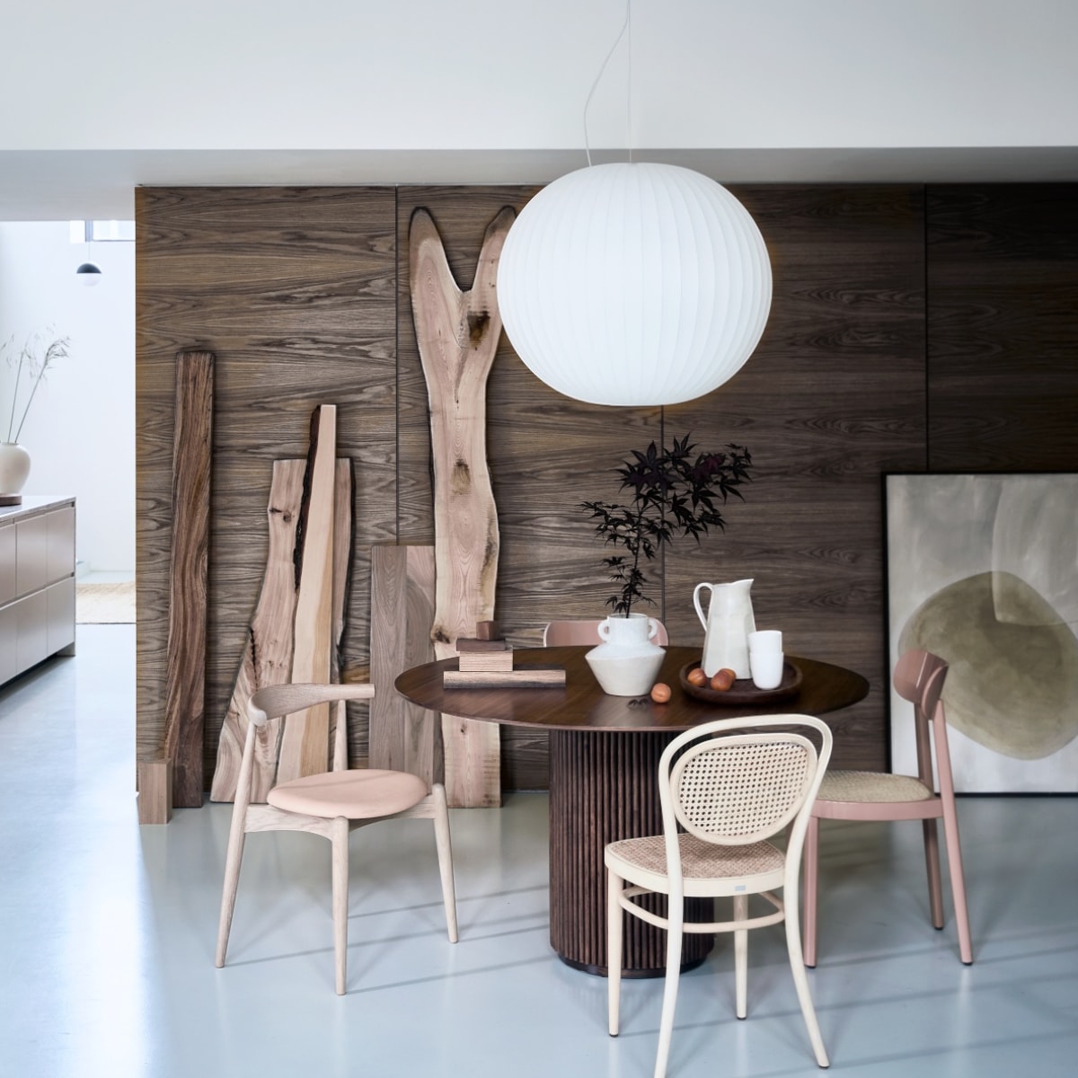 Teak- en eikenhouten eettafel Palais Royal van Asplund, 130×73 cm (Øxh) € 4116,-, hoogglans roze gelakte Thonet stoel nr 118 € 556,-, Thonet stoel 215R € 840,20, lichte houten stoel Elbow met leren zitting van Carl Hansen € 982,- (misterdesign.nl). Hanglamp Nelson Ball Bubble van Hay, Ø 68 cm € 758,-, vaas Connor van Bloomingville € 49,90 (vtwonen.nl). Stukken hout ter decoratie, prijs op aanvraag (fijnhout.nl). Vaas in keuken € 45,-, kan € 39,95 (zarahome.com). Houten schaal van Zanat € 367,- (kasstoor.nl). Bekers Arcs per 2 € 39,- (bolia.com). Schilderij onderdeel van een tweeluik, prijs op aanvraag (tessaderijk.com). vtwonen 08-2020 | styling Cleo Scheulderman | fotografie Jeroen van der Spek