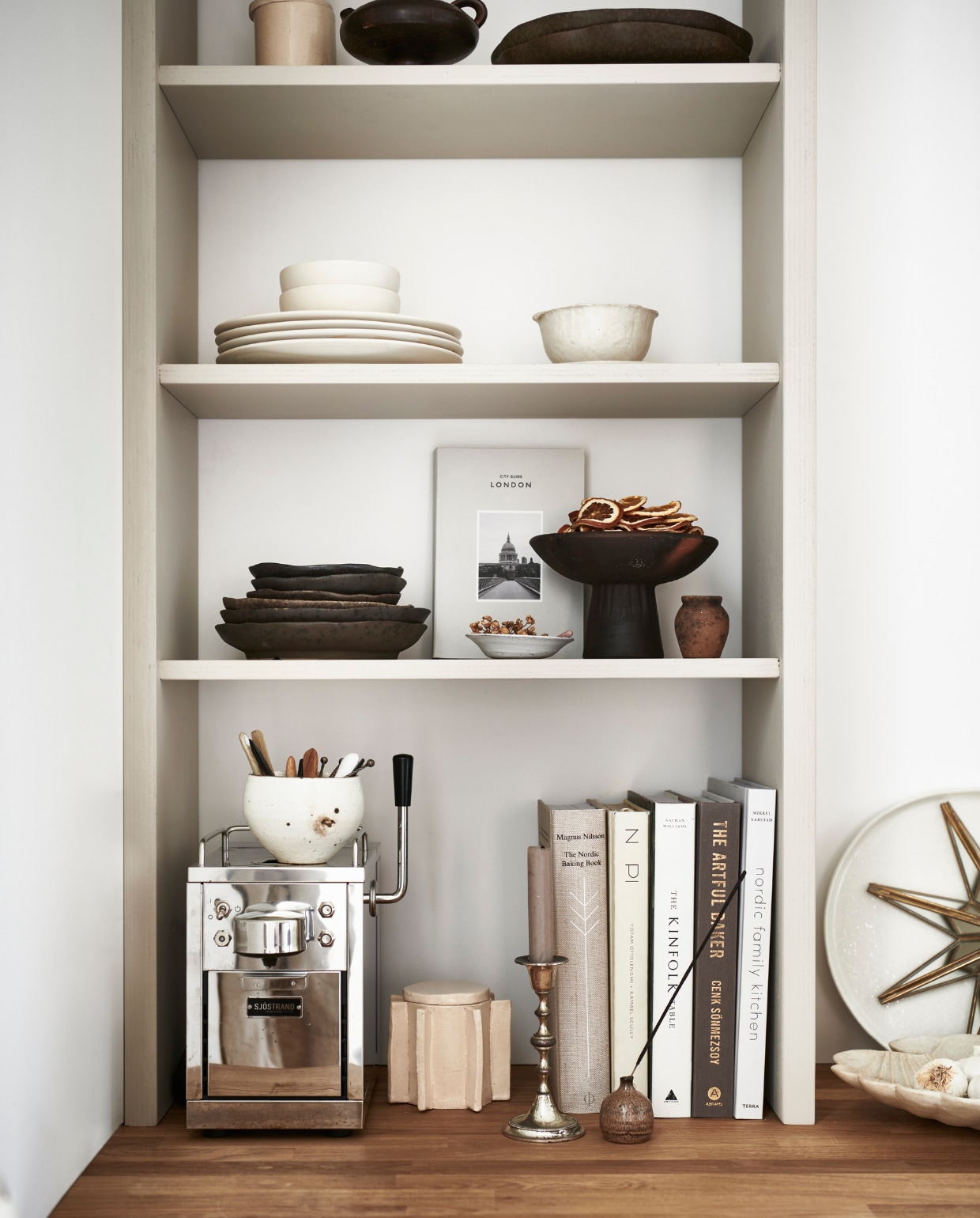 Verf op de kast Rolling Fog 143 (littlegreene.nl). Borden small set van 2 € 99,-, schaal small set van 2 € 58,-, kookboek The Nordic baking book € 45,-, boek Cereal City Guide London € 24,- (thefinestore.com). Borden vanaf € 17,99 (zarahome.com), schaal op poot Mura Bowl € 24,95 (casagitane.com). Koffiezetapparaat Sjöstrand € 349,- (sjostrandcoffee.nl). Geurkaars Sculptural € 95,- (2222studio.com). Schaal € 115,-, waxinehouder € 5,95 (weldaad.com). Overig privébezit. vtwonen 12-2021 | productie & styling Kim van Rossenberg | uitvoering Richard van Meerveld | fotografie Sjoerd Eickmans