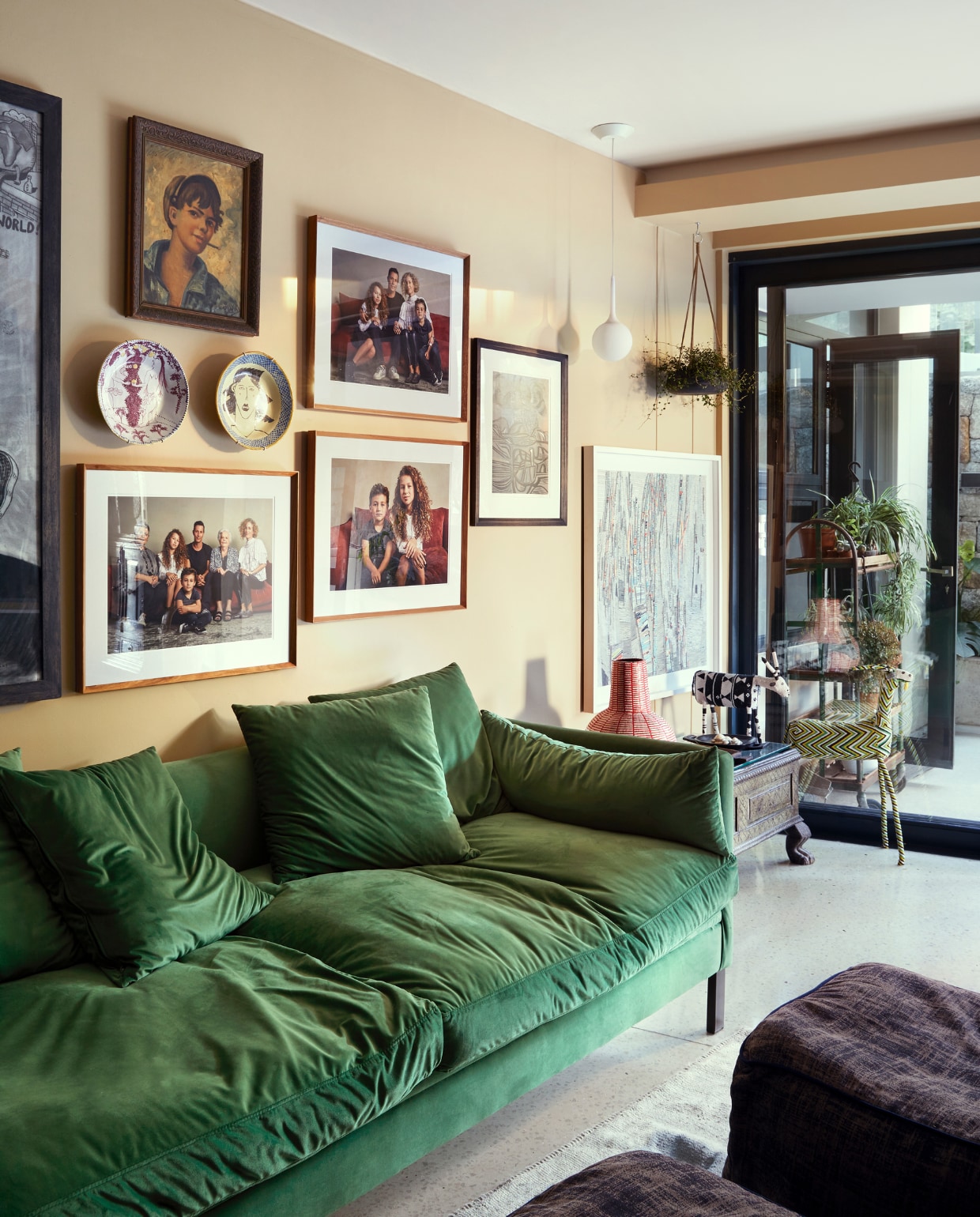 De tv-lounge is waar de kinderen relaxen en hun huiswerk maken. Bank Wunders, kunst en wandborden privébezit of her en der verzameld. Overig onbekend. vtwonen special binnenkijken 06-2022 | productie Bureaux | styling Sven Alberding | fotografie Elsa Young
