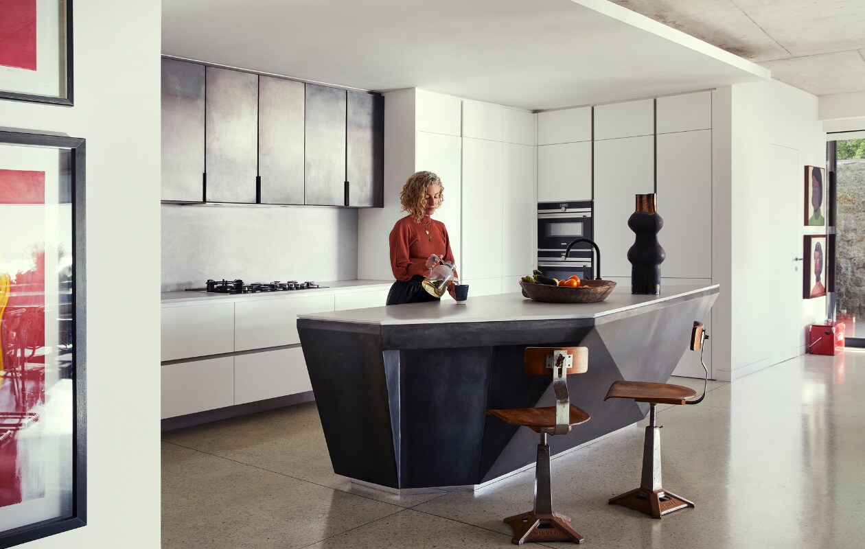 Keuken Roberto Forte. Barkrukken vintage. Zwart-gouden vaas van Martine zelf. Overig onbekend. vtwonen special binnenkijken 06-2022 | productie Bureaux | styling Sven Alberding | fotografie Elsa Young