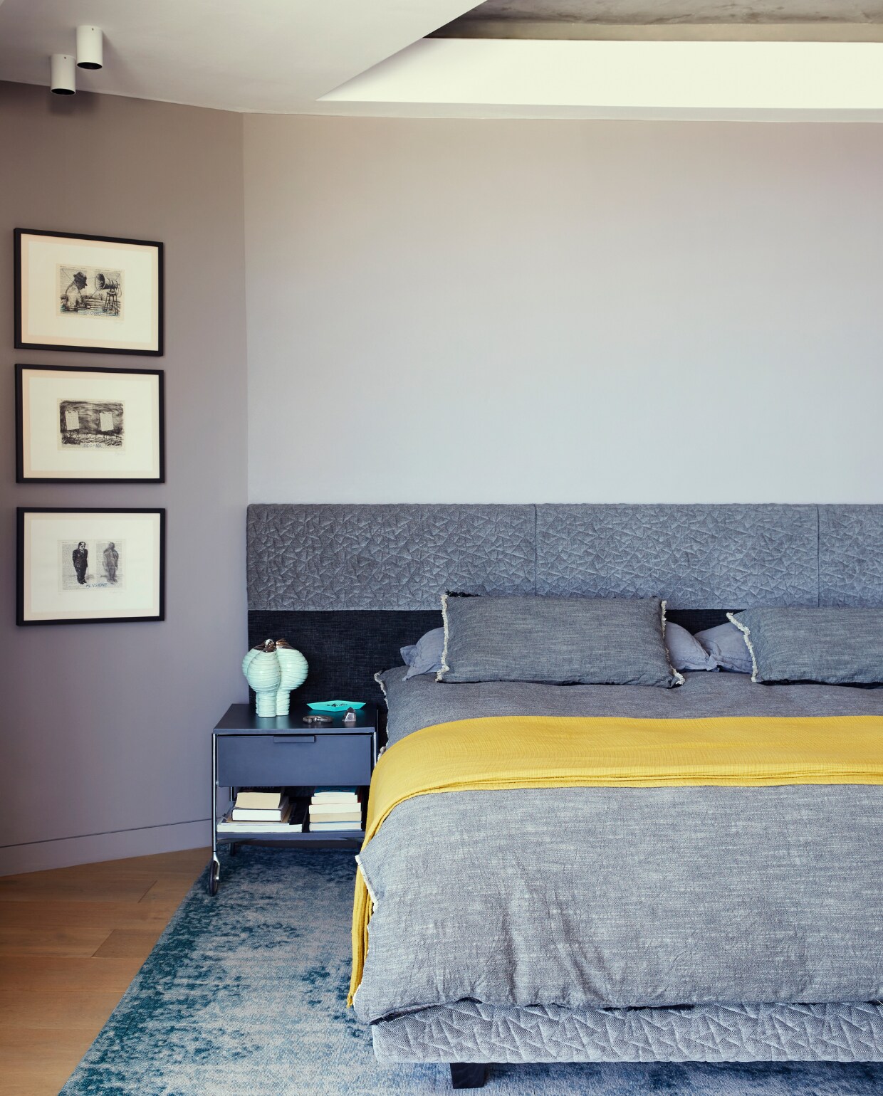 Bed en hoofdeind op maat gemaakt door Wunders. Dekbedovertrek Weylandts. Geel plaid Pezula Interiors. Vloerkleed Hertex. Schilderijen William Kentridge. Keramiek van Barbara Jackson, Martine's moeder. vtwonen special binnenkijken 06-2022 | productie Bureaux | styling Sven Alberding | fotografie Elsa Young