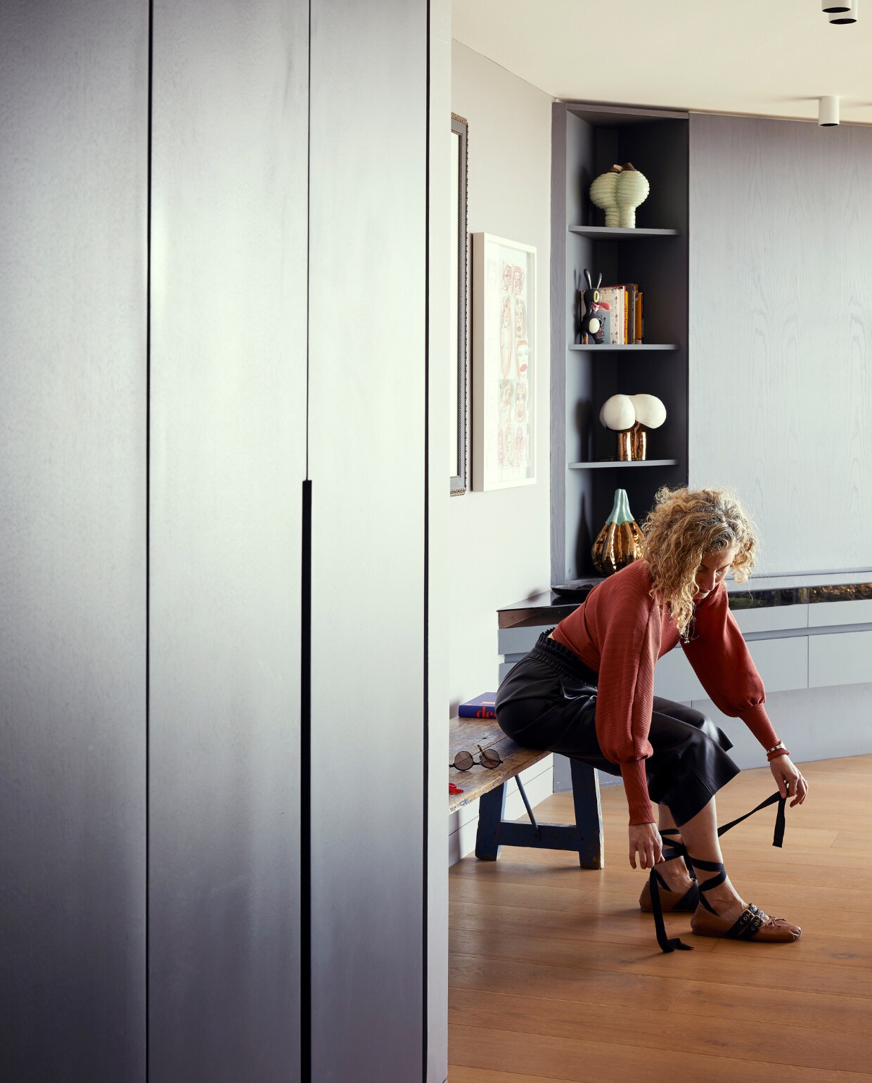 Houten bank vintage. Keramiek Barbara Jackson. vtwonen special binnenkijken 06-2022 | productie Bureaux | styling Sven Alberding | fotografie Elsa Young