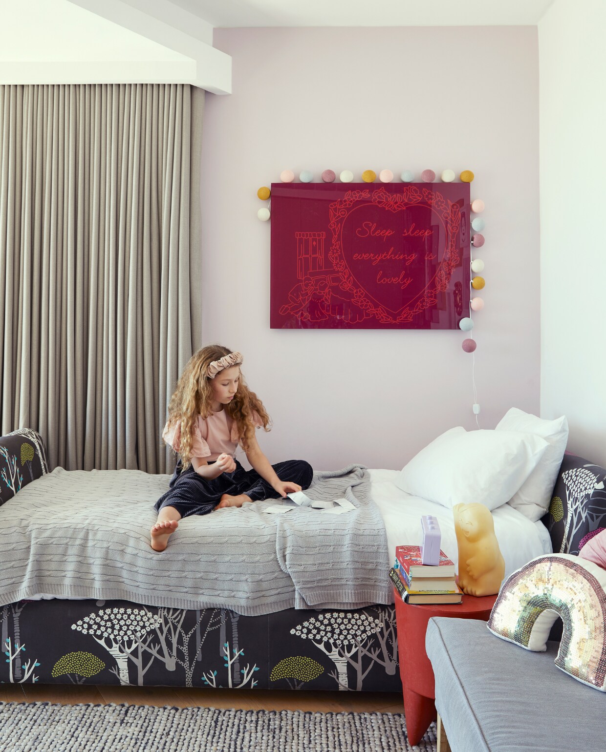 Bed en bankje Wunders. Beddengoed Kids Living. Kunstwerk Sleep sleep everything is lovely van Brett Murray. Overig onbekend. vtwonen special binnenkijken 06-2022 | productie Bureaux | styling Sven Alberding | fotografie Elsa Young