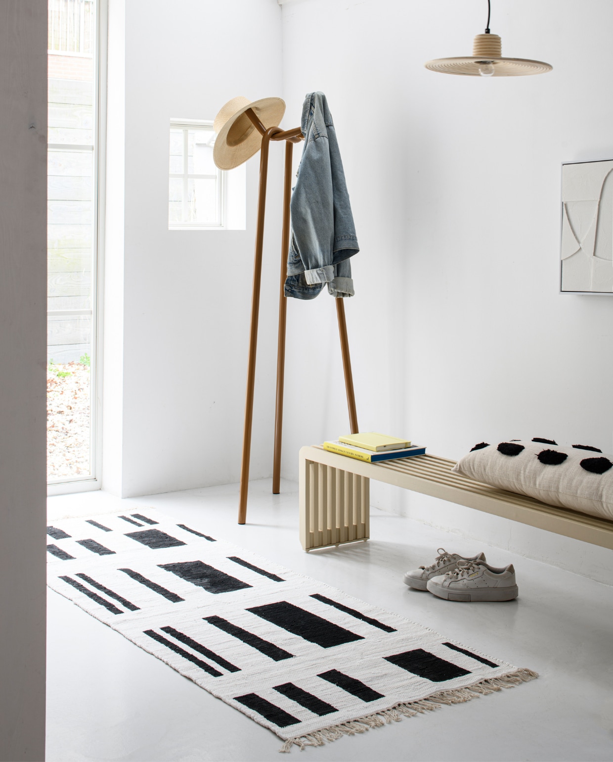 Sungkaihouten bank Slatted van HKliving, 164x27x35 cm (bxdxh), kapstok Knit van Hay, 49,5x50,5x161,5 cm (bxdxh), duurzaam rotan hanglamp Balance S van Zuiver, 35x150 cm (Øxh), kunstwerk Beija van Kave Home, 32x5x42 cm (bxdxh), set van 2, geborduurd kussen van vtwonen, 31x71 cm (vtwonen.nl/shop). Overig privébezit. vtwonen 07-2023 diy | styling Kelly van Gendt, Corrien Flohil | fotografie Louis Lemaire