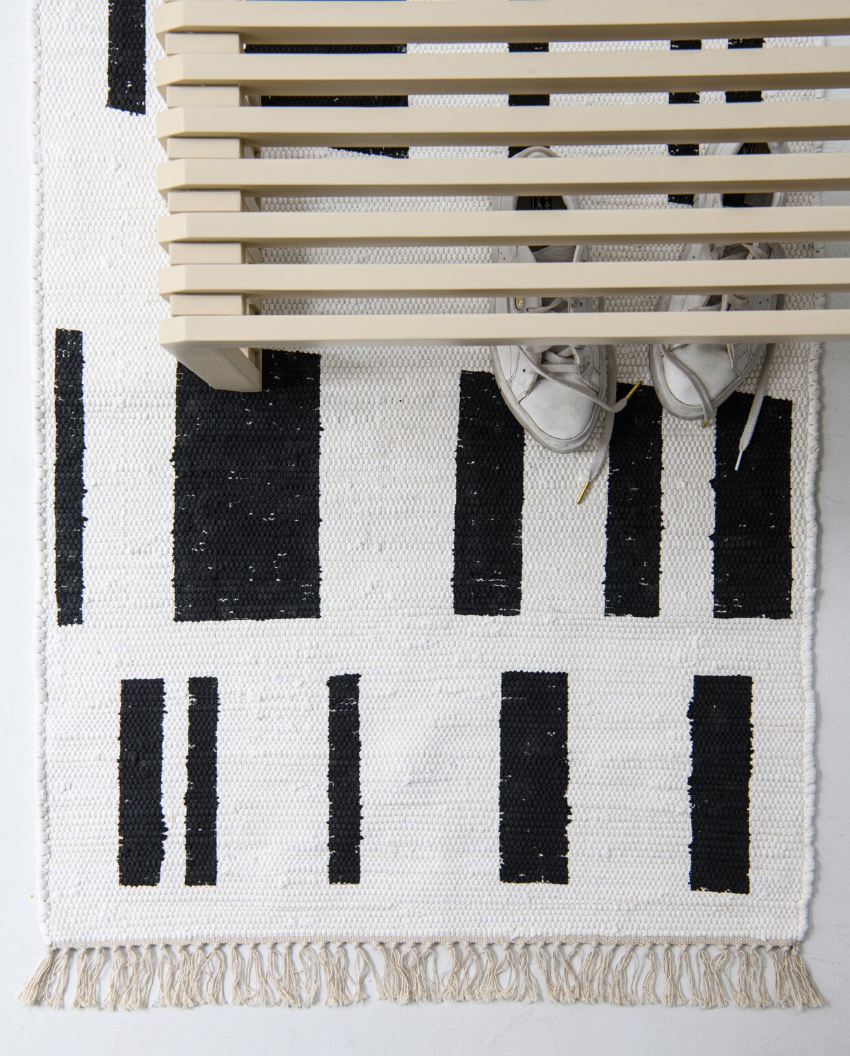 Sungkaihouten bank Slatted van HKliving, 164x27x35 cm (bxdxh) (vtwonen.nl/shop). Overig privébezit. vtwonen 07-2023 diy | styling Kelly van Gendt, Corrien Flohil | fotografie Louis Lemaire