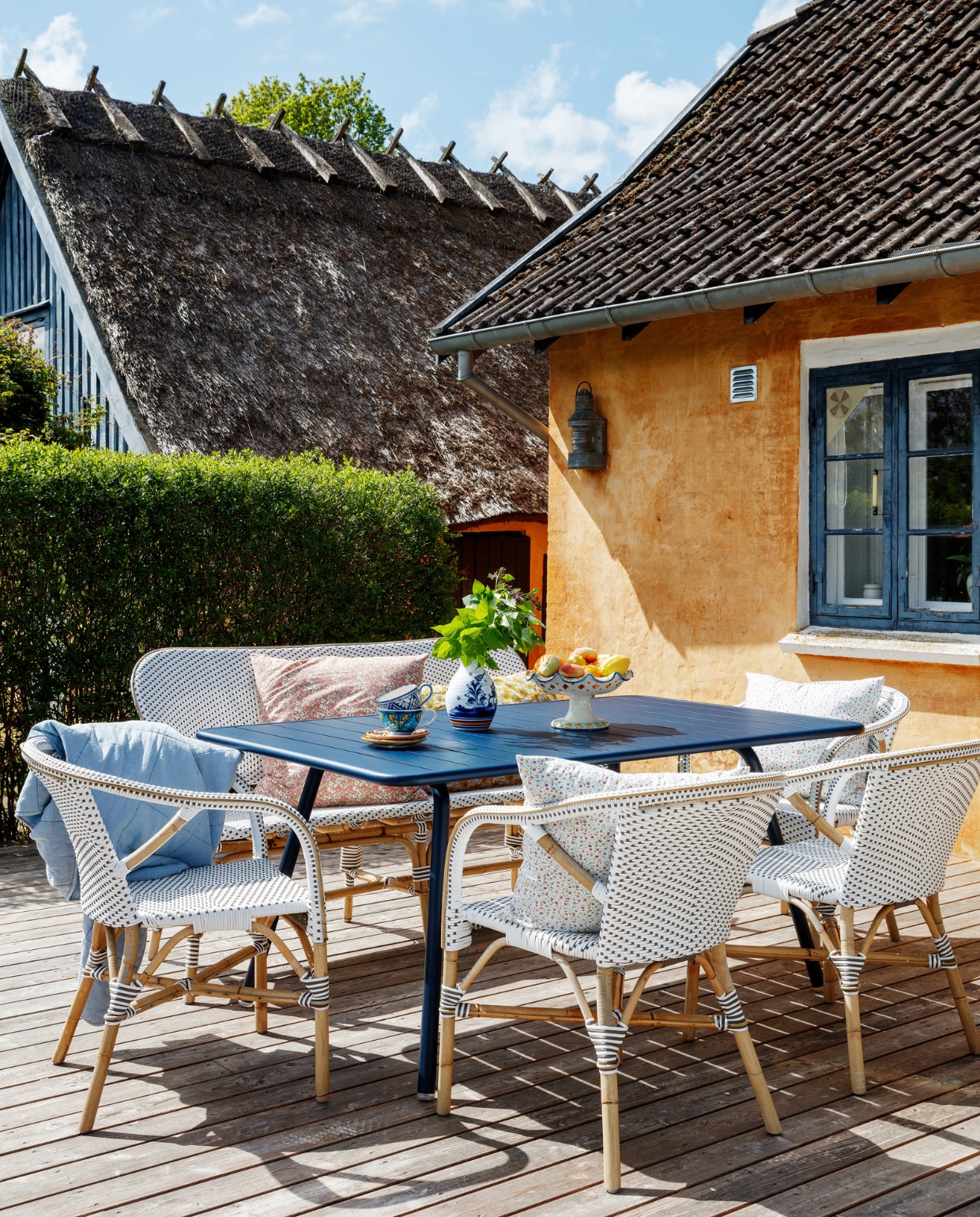 Tuintafel Fermob. Stoelen en bank Sika-Design. Keramiek Casa Ceramiche. Overig onbekend. vtwonen special binnenkijken 06-2022 | productie Living Inside | styling Rikke Graff Juel | fotografie Christina Kayser O.
