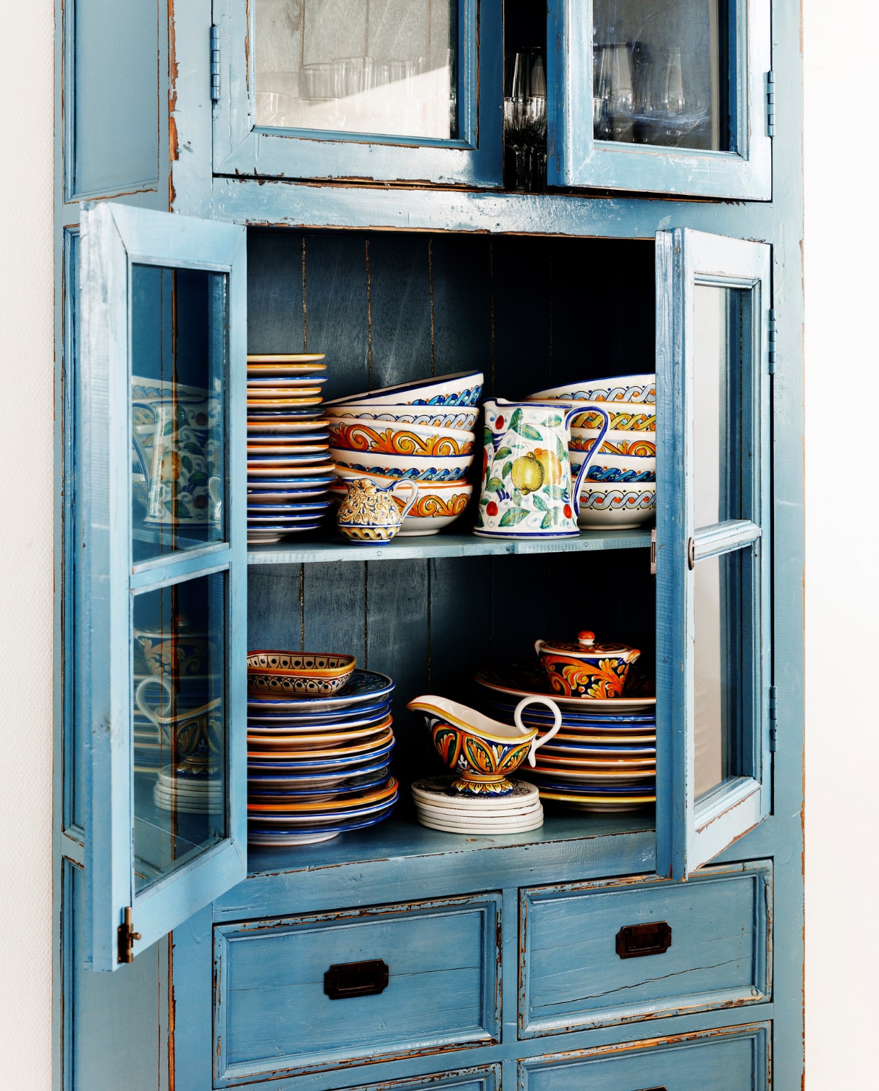Keramiek Casa Ceramiche en meegenomen uit Sicilië. vtwonen special binnenkijken 06-2022 | productie Living Inside | styling Rikke Graff Juel | fotografie Christina Kayser O.