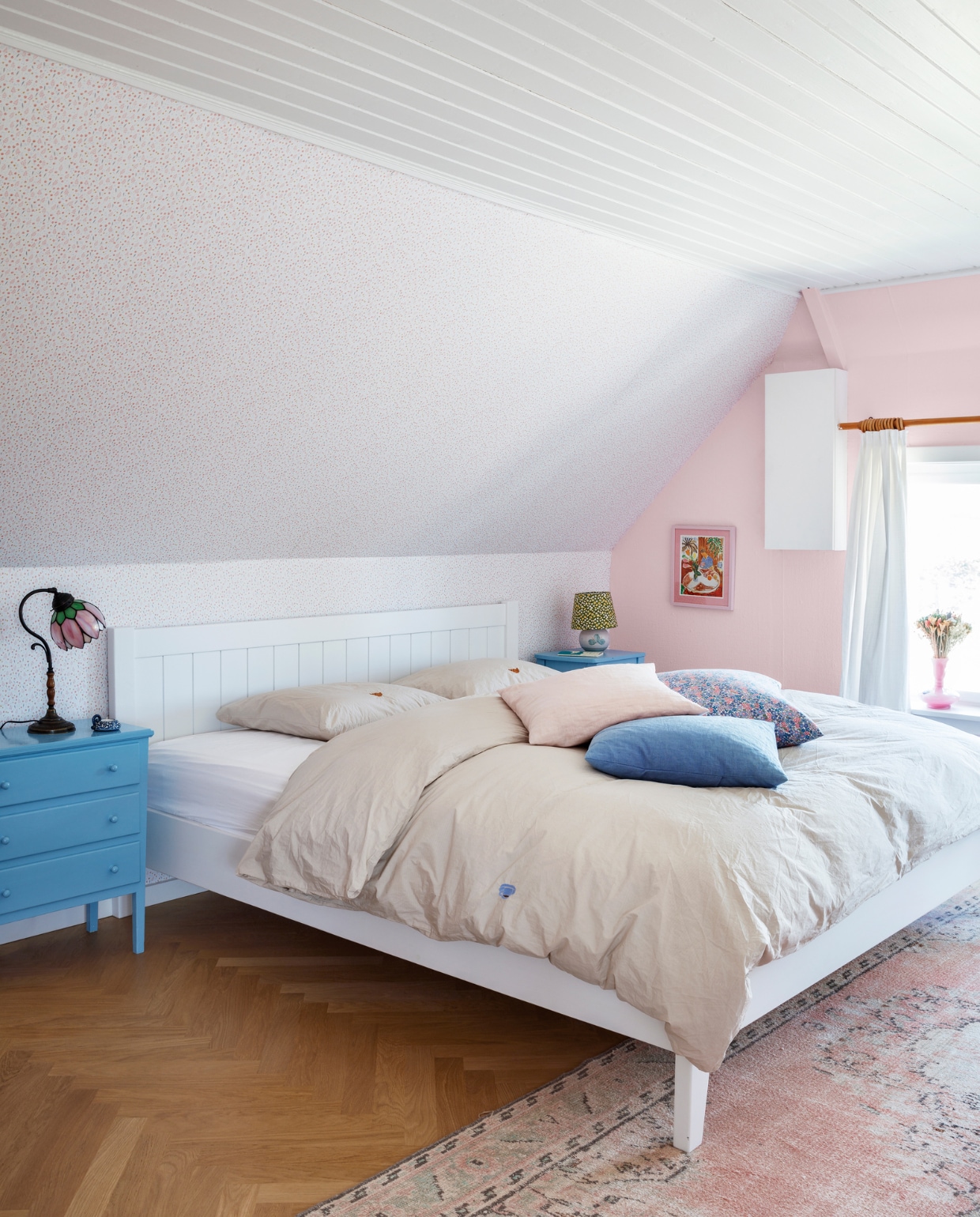 Bed JYSK. Beddengoed Normann Copenhagen. Bloemenlamp antiek. Overig onbekend. vtwonen special binnenkijken 06-2022 | productie Living Inside | styling Rikke Graff Juel | fotografie Christina Kayser O.