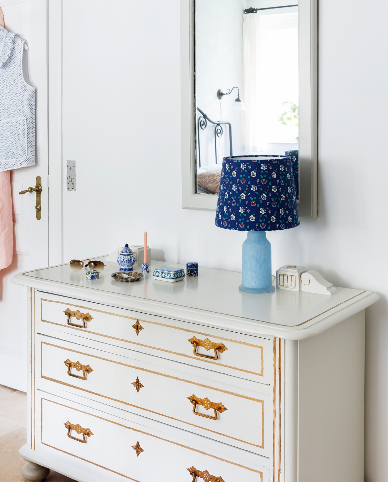 Dressoir en spiegel erfstukken. Lamp vintage. vtwonen special binnenkijken 06-2022 | productie Living Inside | styling Rikke Graff Juel | fotografie Christina Kayser O.