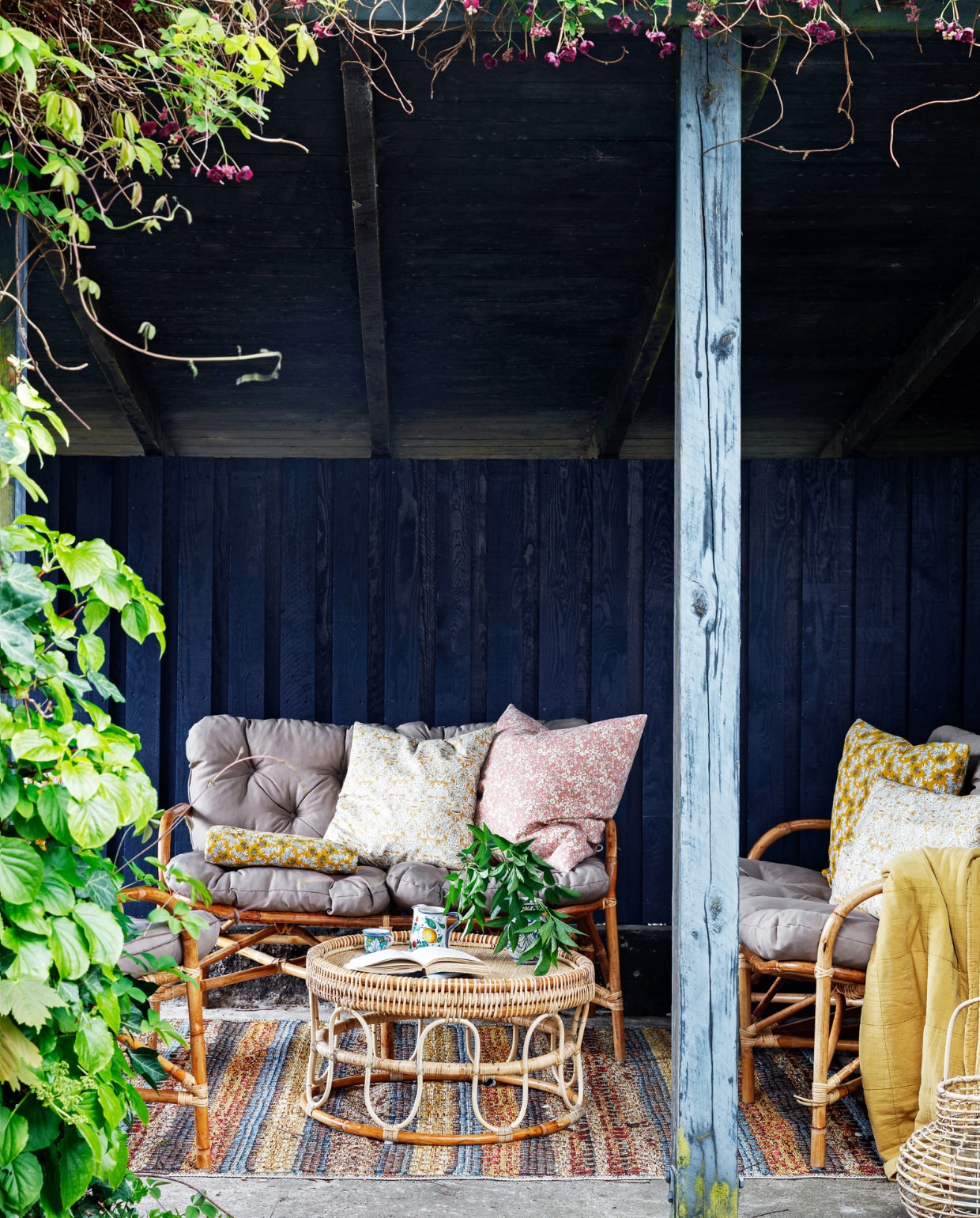 Tuinmeubelen, salontafel en zitkussens Føtex. Losse kussens Fick en vlooienmarkt. Overig onbekend. vtwonen special binnenkijken 06-2022 | productie Living Inside | styling Rikke Graff Juel | fotografie Christina Kayser O.