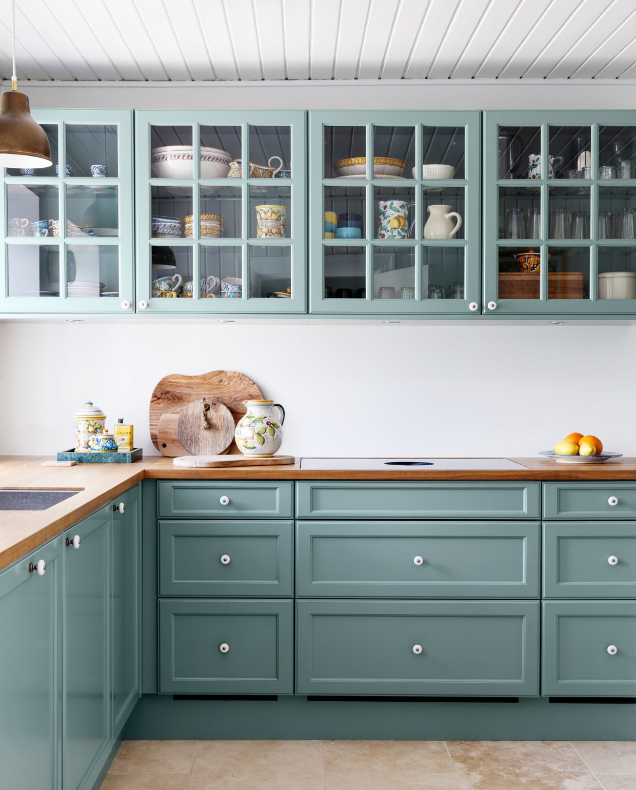 Keuken Hanstholm. Snijplanken Lillegården Bed &amp; Breakfast. Groenmarmeren dienblad H&amp;M Home. Servies meegenomen uit Sicilië. vtwonen special binnenkijken 06-2022 | productie Living Inside | styling Rikke Graff Juel | fotografie Christina Kayser O.