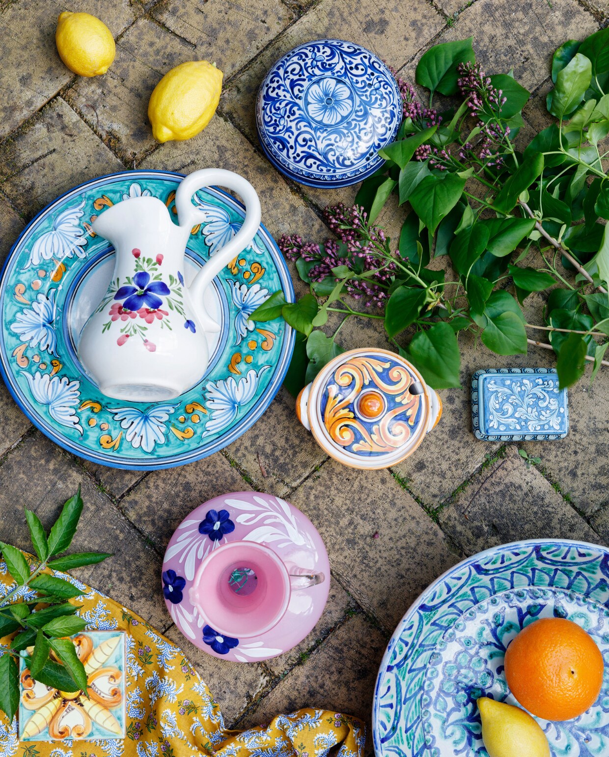 Schenkkan vintage. Fruitschaal Dansk Form. Overig meegenomen uit Sicilië. vtwonen special binnenkijken 06-2022 | productie Living Inside | styling Rikke Graff Juel | fotografie Christina Kayser O.