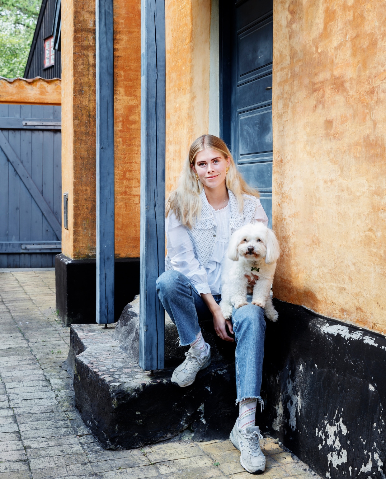 Barbara met de oudste hond van het gezin, Toppy (14). vtwonen special binnenkijken 06-2022 | productie Living Inside | styling Rikke Graff Juel | fotografie Christina Kayser O.