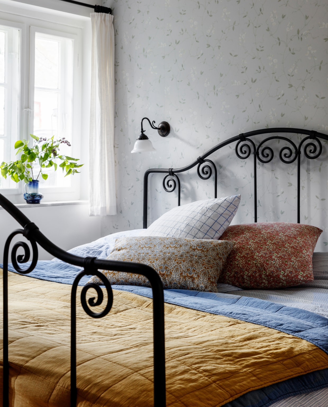 Behang Tapet Forum. Bed Ilva. Dekens en kussens Fick. Bedlampje antiek. vtwonen special binnenkijken 06-2022 | productie Living Inside | styling Rikke Graff Juel | fotografie Christina Kayser O.
