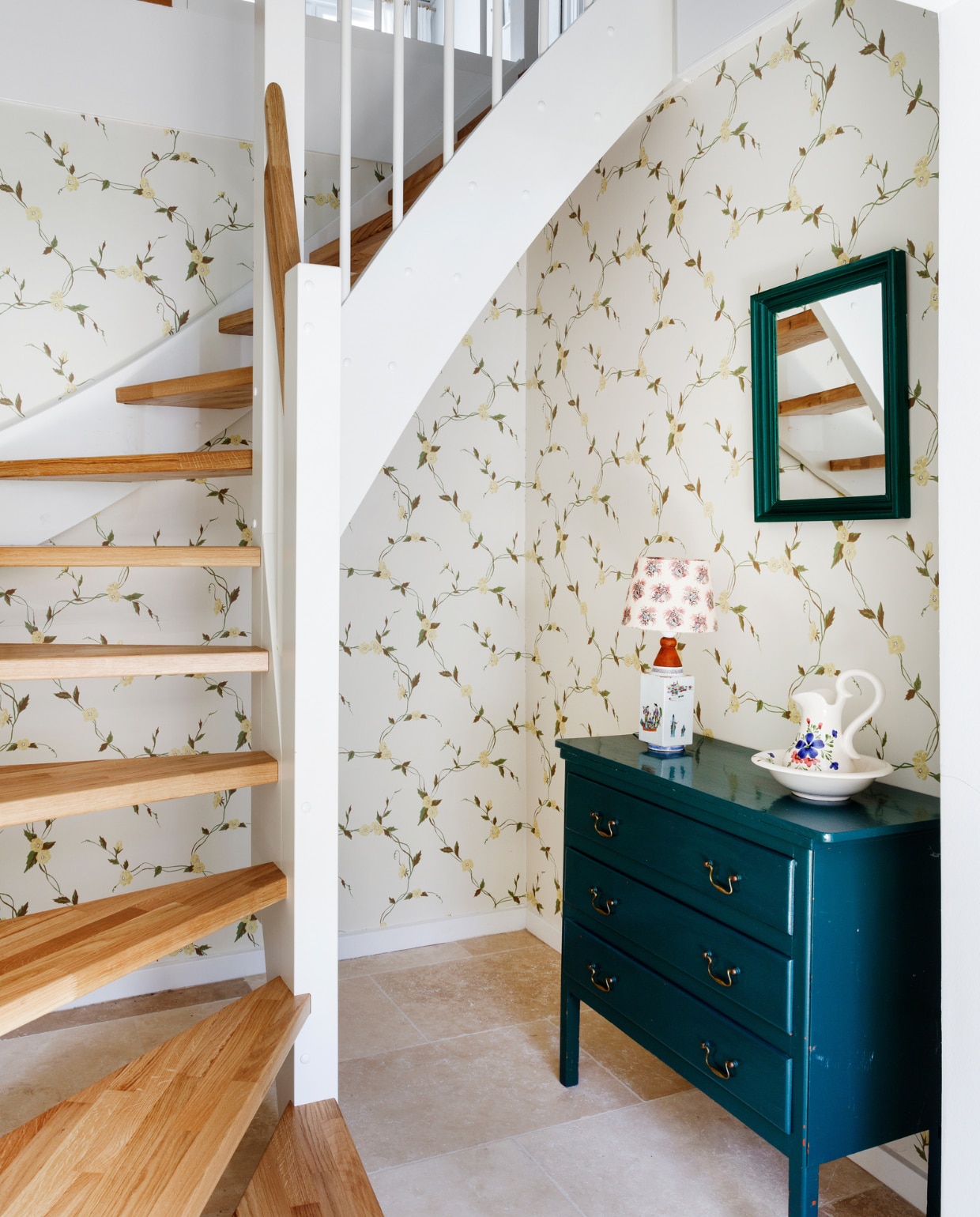 Behang Tapet Forum. Kast, spiegel en lamp erfstukken. Overig onbekend. vtwonen special binnenkijken 06-2022 | productie Living Inside | styling Rikke Graff Juel | fotografie Christina Kayser O.