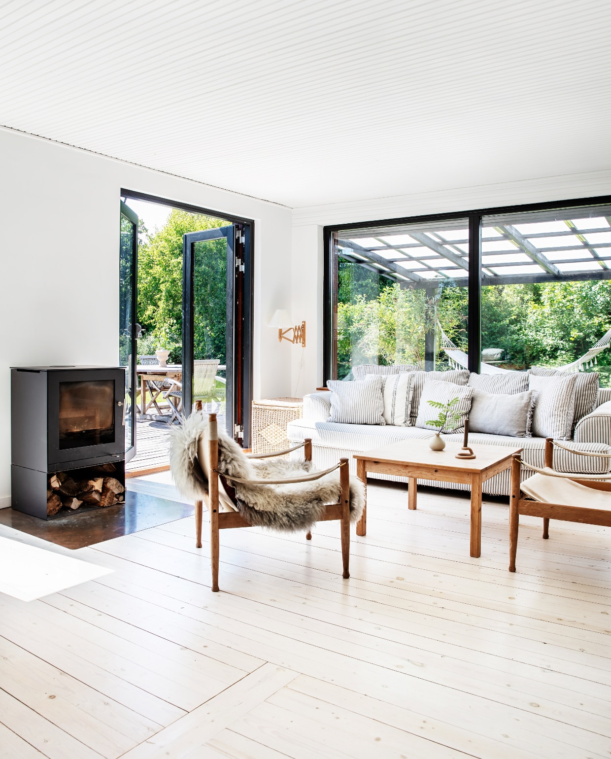 Bank Ilva, tweedehands gekocht via de Deense Marktplaats DBA. De salontafel stond al in het huis. Stoelen en Gotland-schapenvacht vlooienmarkt. vtwonen special binnenkijken 06-2022 | productie Living Inside | styling Rikke Graff Juel | fotografie Christina Kayser O.