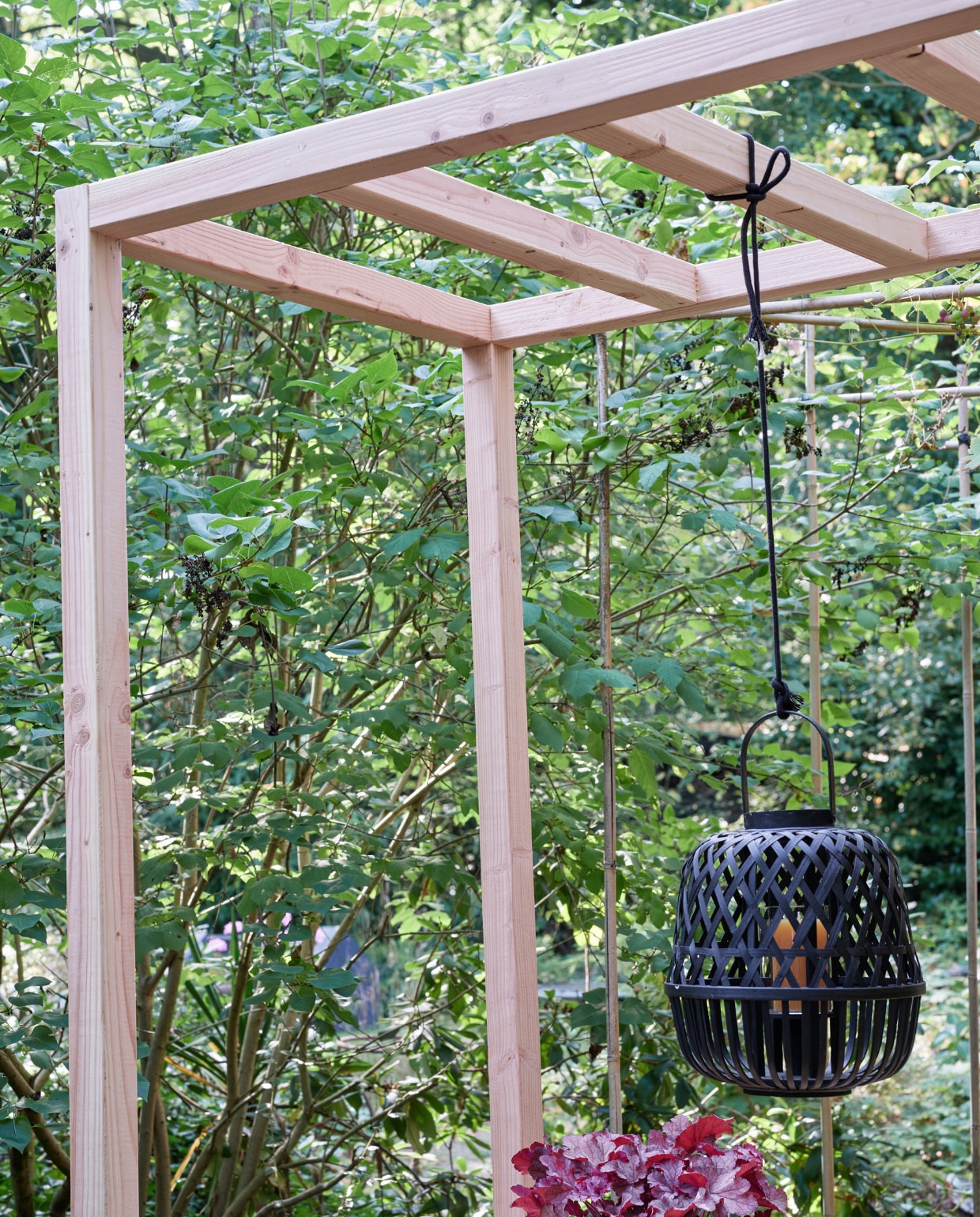 Foto’s deze en vorige pagina: tuinbank Luxembourg van Fermob, stoelen Palisade Chair van Hay (vtwonen.nl). Tafelkleed van okergele stof (patickkarteris.nl). Hoge vaas, diepe borden Glaze (kwantum.nl). Bamboe lantaarn, schaaltjes, schaal (intratuin.nl). Sisal schaal (hm.com). Linnen servetten (hm.com). vtwonen tuin special 5-2022 | diy large | styling Moniek Visser | fotografie Sven Benjamins