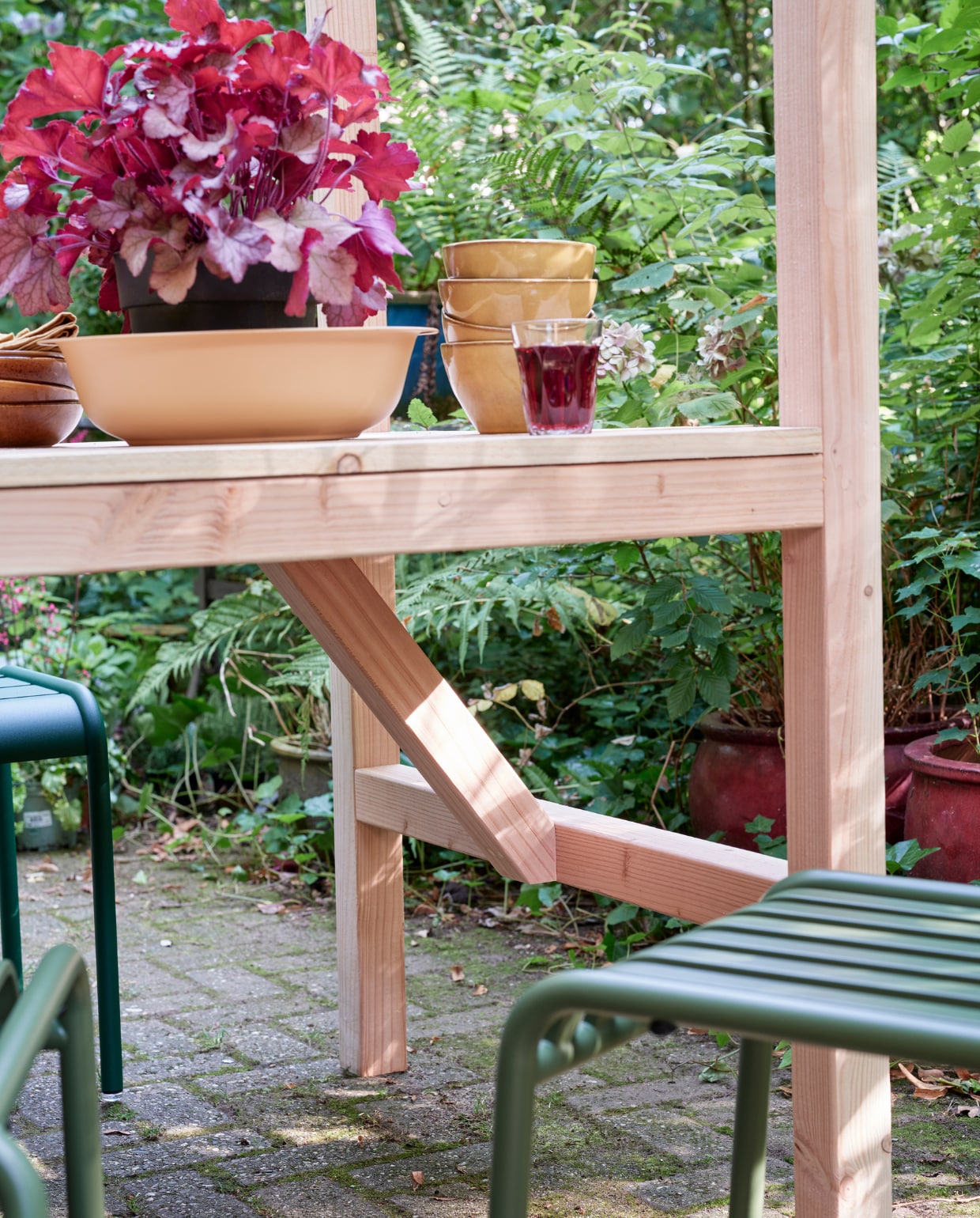 Foto’s deze en vorige pagina: tuinbank Luxembourg van Fermob, stoelen Palisade Chair van Hay (vtwonen.nl). Tafelkleed van okergele stof (patickkarteris.nl). Hoge vaas, diepe borden Glaze (kwantum.nl). Bamboe lantaarn, schaaltjes, schaal (intratuin.nl). Sisal schaal (hm.com). Linnen servetten (hm.com). vtwonen tuin special 5-2022 | diy large | styling Moniek Visser | fotografie Sven Benjamins