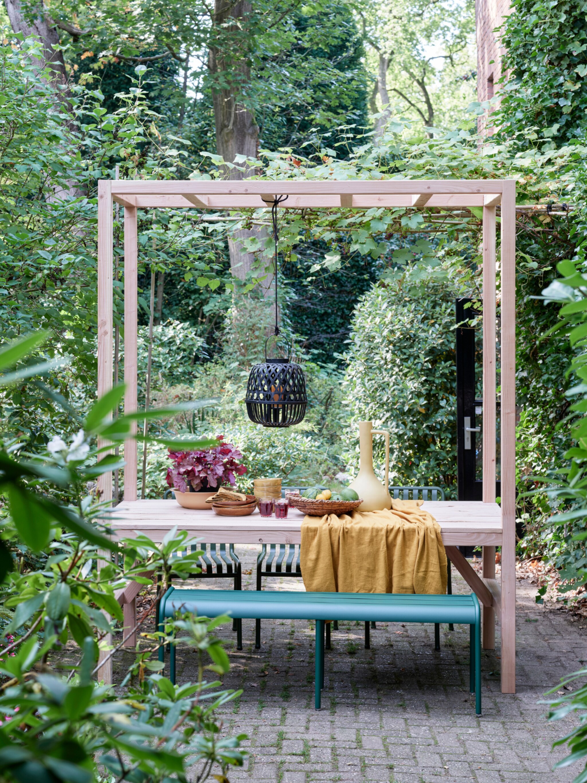 diy zo maak je een tuintafel met romantische pergola