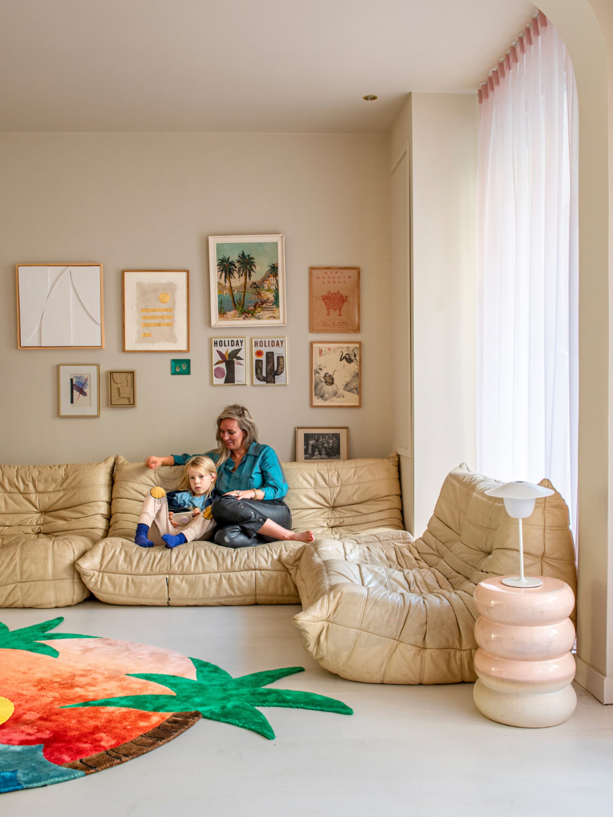 kleurrijke vakantievibes binnenkijken in een verbouwd familiehuis in amsterdam
