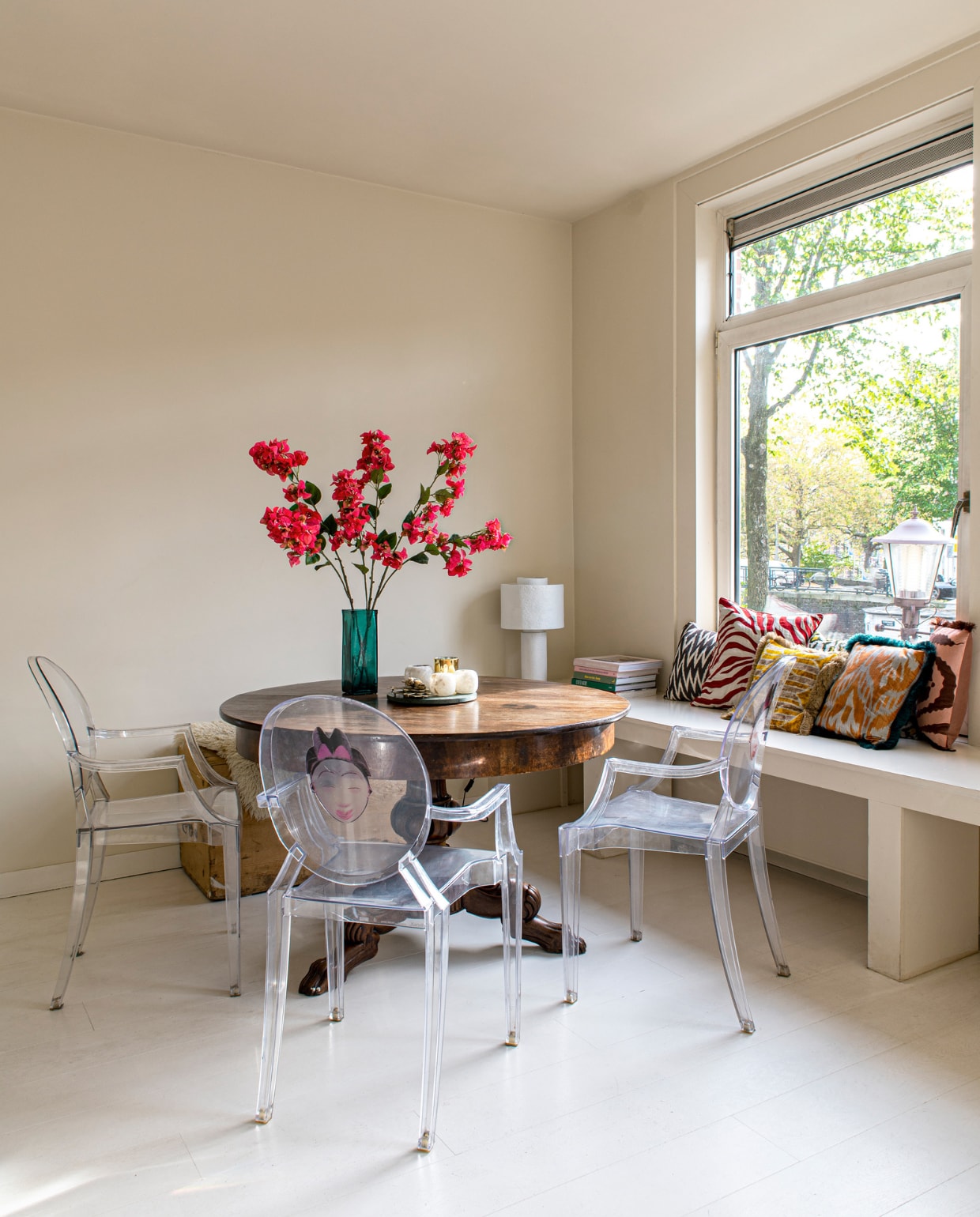 Kussens Sophie Dirven Design, tafellamp Serax, stoelen Louis Ghost van Kartell, eettafel van Bettina’s ouders geweest, vaas kringloop. Overig onbekend. vtwonen 07-2023 | productie De Binnenkijkers | styling Jeske Weel | fotografie Caroline Coehorst