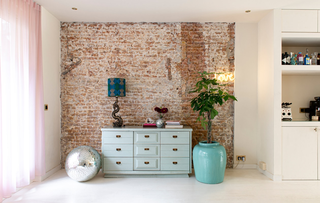 Dressoir van Bettina’s vader geweest, discoballen Kitsch Kitchen, lampvoet Wunderkammer in Gent, lampenkap Studio Querencia. Turquoise bloempot Loods 5, plant Green Bubble. Lamp Love van A Little Lovely Company. Stopcontact Gira. Tostiapparaat Milantoast. Overig onbekend. vtwonen 07-2023 | productie De Binnenkijkers | styling Jeske Weel | fotografie Caroline Coehorst