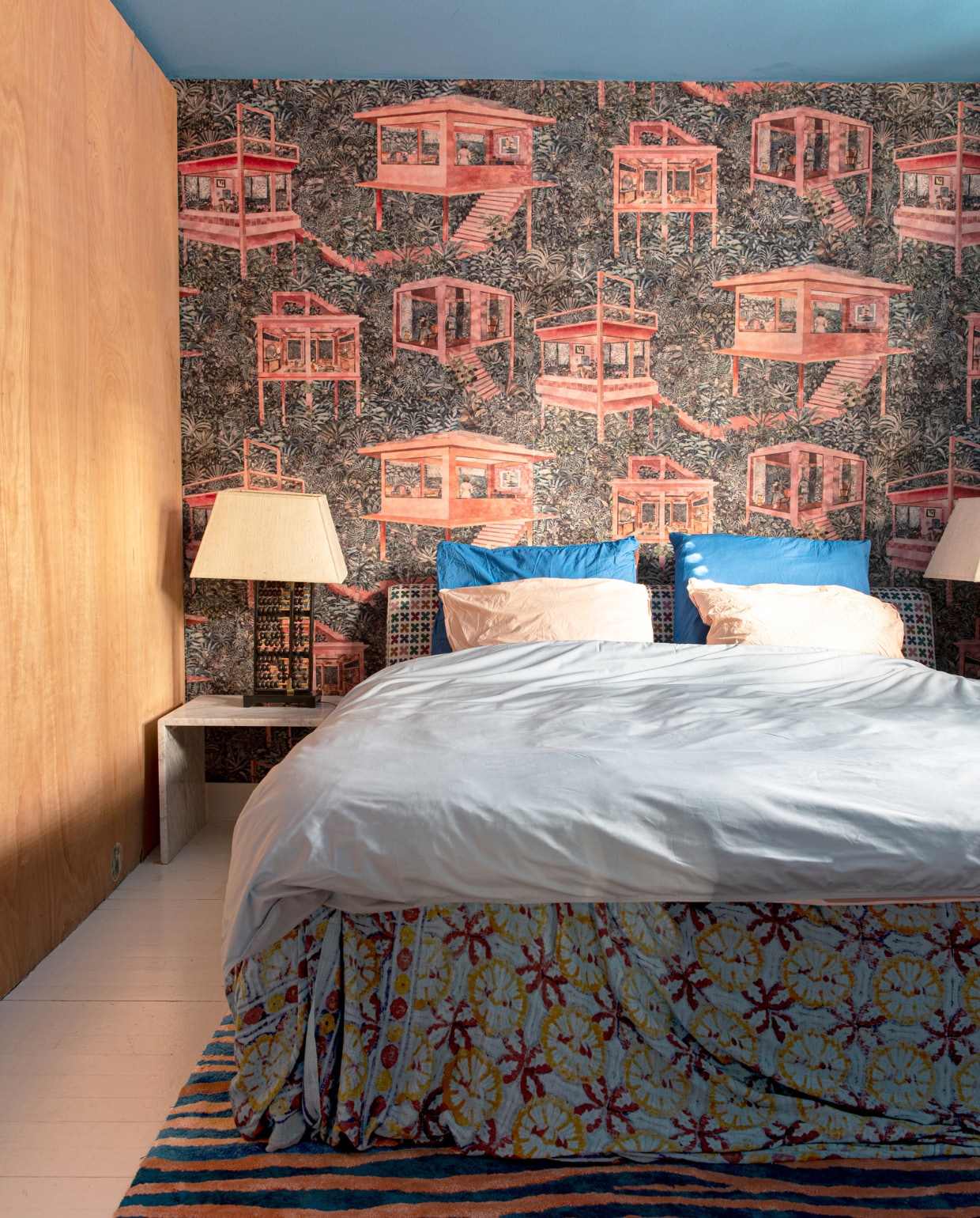 Behang Palafitas Amazonia van Arte, muurverf in Bisletti van IJm Colour, lampen uit Bangkok, vloerkleed Zebra van Studio Vacay, beddengoed Suite702, nachtkastje van Bettina’s ouders geweest. vtwonen 07-2023 | productie De Binnenkijkers | styling Jeske Weel | fotografie Caroline Coehorst