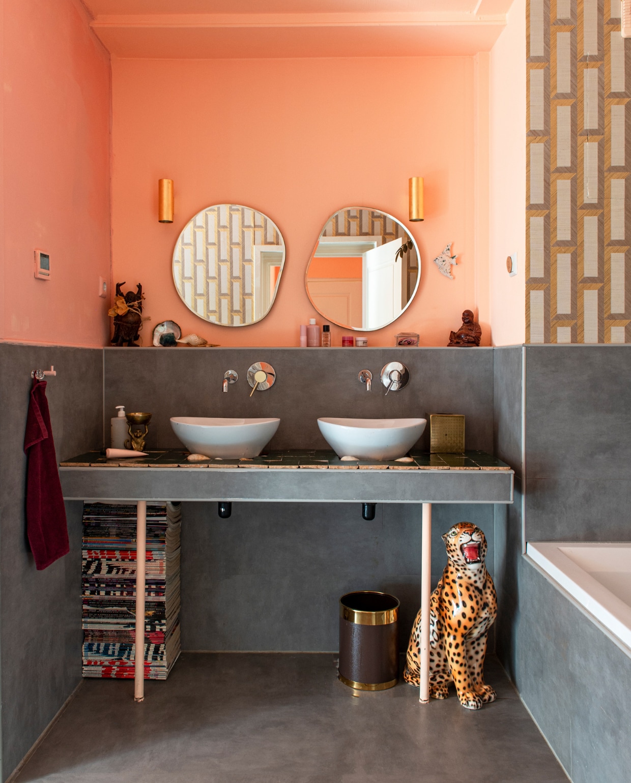 Behang Marqueterie Biseau van Arte in 72720, muurverf Formosa van IJm Colour, spiegels Ferm Living, wandlampen Fonq, panter via Dolores del Dia. Wastafelmeubel op maat gemaakt, tegels wastafel wasbakken onbekend, kranen Grohe, prullenbak Bol. vtwonen 07-2023 | productie De Binnenkijkers | styling Jeske Weel | fotografie Caroline Coehorst