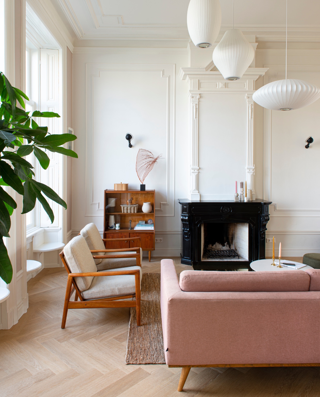 Verfkleur Flint van Little Greene. Parketvloer Balkan Wood. Hanglampen Nelson van Hay. Wandlampen Jieldé. Fauteuils Tijdperk. Bank Sofacompany. Salontafel en presse-papier in kast Fést. Vloerkleed Loook. Kast Marktplaats. Houten kist HKliving. Koraal Studio IF. Tafellamp &amp;Tradition. Doos Pulp van Ferm Living. Paard uit Zweden. Crèmewitte vaas Annemieke Boots. Printvazen Ineke van der Werff. Zilveren kist Pantoufle. Marmeren kandelaren H&amp;M. Witte kandelaar Petit Depot. Vaas Klay. Messing kandelaren Sprinkelhop. vtwonen special binnenkijken 03-2023 | productie De Binnenkijkers | styling Jeske Weel | fotografie Caroline Coehorst