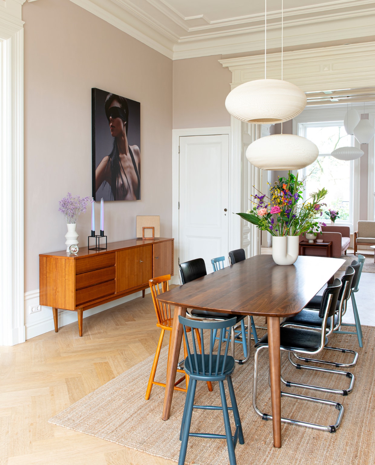 Verfkleur China Clay Mid van Little Greene. Vloer Balkan Wood. Dressoir Sprinkelhop. Foto Roos de Bolster. Presse-papier Sissy-Boy. Kandelaar by Lassen. Lamp Marktplaats. Hanglampen Graypants. Vintage stoelen De Machinekamer. Kinderstoelen Stolab. Eettafel Sav &amp; Økse. Vaas Kink van Muuto. Vloerkleed Ikea. vtwonen special binnenkijken 03-2023 | productie De Binnenkijkers | styling Jeske Weel | fotografie Caroline Coehorst