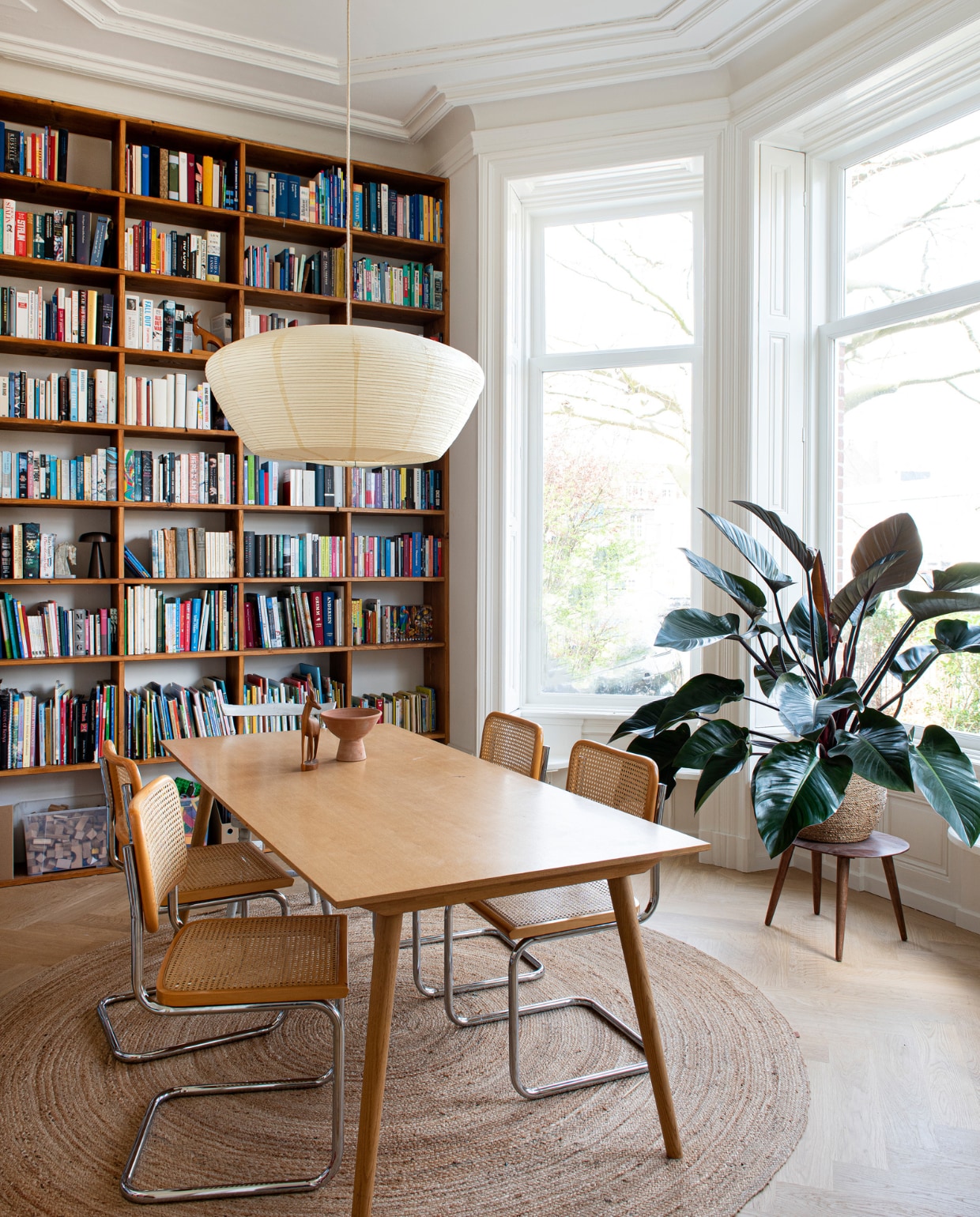 Boekenkast zelf gebouwd. Hanglamp Bidar van House Doctor. Vloerkleed Ferm Living. Eettafel &amp;Tradition. Stoelen vintage. Hert Meutt. Schaal Antier Collected. Bijzettafel Zara Home. vtwonen special binnenkijken 03-2023 | productie De Binnenkijkers | styling Jeske Weel  fotografie Caroline Coehorst