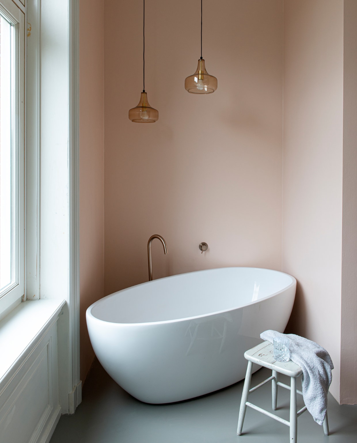 Verfkleur Mushroom van Vestingh. Vloer G-vloeren. Lampen Sissy-Boy. Kraan Meir. Kruk vintage. vtwonen special binnenkijken 03-2023 | productie De Binnenkijkers | styling Jeske Weel | fotografie Caroline Coehorst