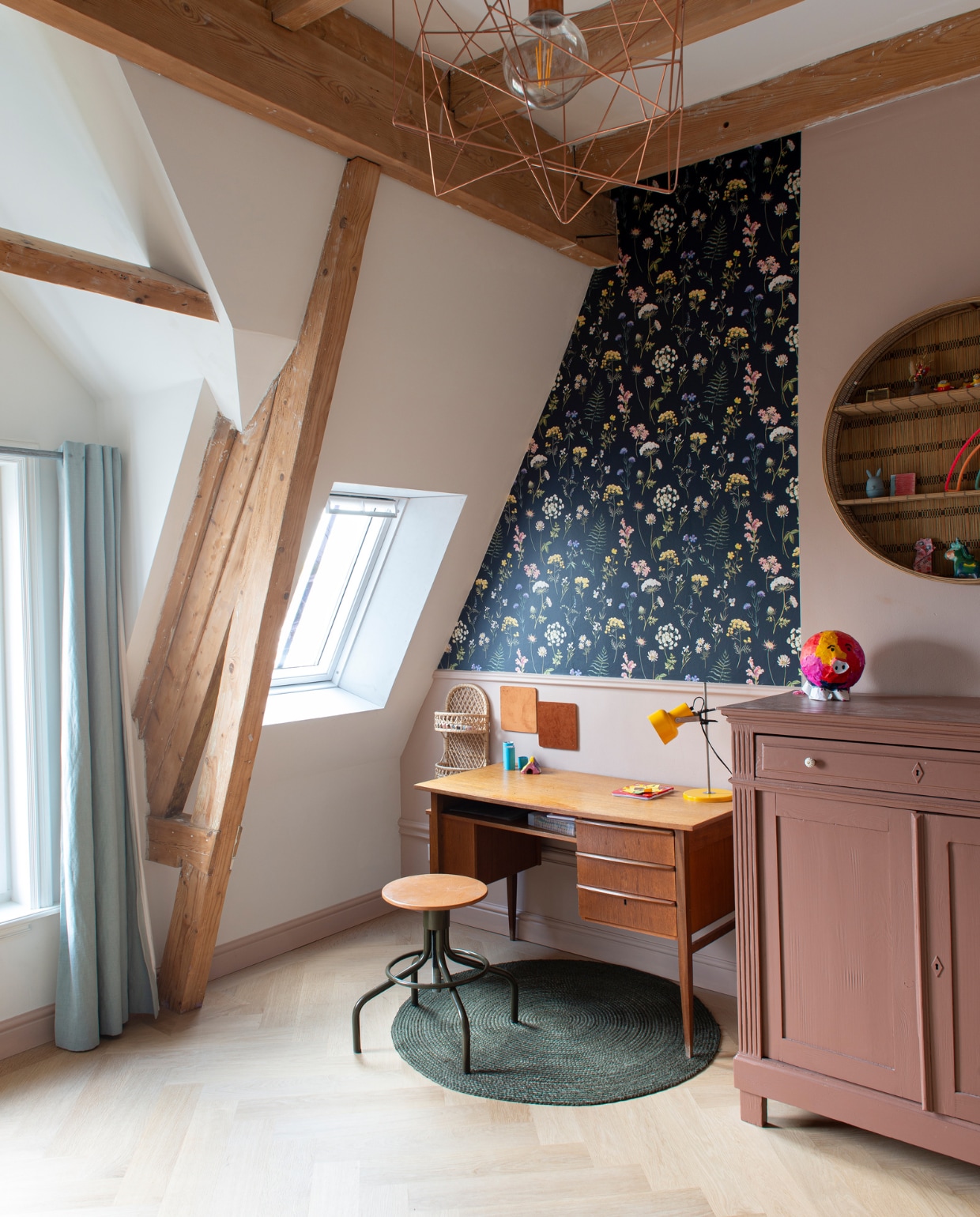 Behang PaperMint. Bureau Hipstyling. Kruk De Machinekamer. Bureaulamp Marktplaats. Vloerkleed H&amp;M Home. Hanglamp Ferm Living. Rieten wandkast Madam Stoltz. Gordijnen Dotshop. Overig onbekend. vtwonen special binnenkijken 03-2023 | productie De Binnenkijkers | styling Jeske Weel | fotografie Caroline Coehorst