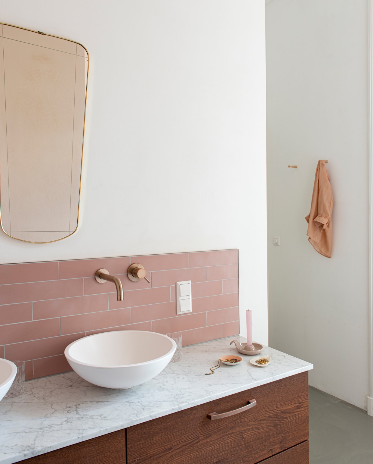 Kast Ikea. Tegels Rose van Winckelmans. Kraan Meir. Spiegel Sprinkelhop. Kandelaar Kahler. vtwonen special binnenkijken 03-2023 | productie De Binnenkijkers | styling Jeske Weel | fotografie Caroline Coehorst