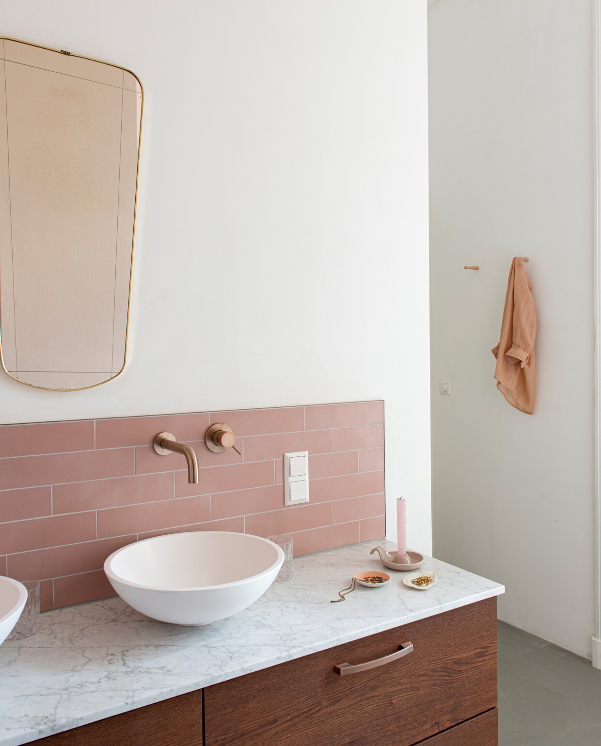 Kast Ikea. Tegels Rose van Winckelmans. Kraan Meir. Spiegel Sprinkelhop. Kandelaar Kahler. vtwonen special binnenkijken 03-2023 | productie De Binnenkijkers | styling Jeske Weel  fotografie Caroline Coehorst