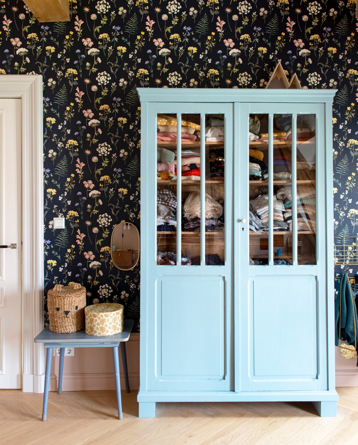 Behang Papermint. Verfkleur plint Desert Rose van Paint &amp; Paper Library. Tweedehands tafel geverfd in Grey Stone en kast geverfd in Pale Wedgwood van Little Greene. Mand H&amp;M Home. Doos Søstrene Grene. Spiegel Smallable. vtwonen special binnenkijken 03-2023 | productie De Binnenkijkers | styling Jeske Weel | fotografie Caroline Coehorst