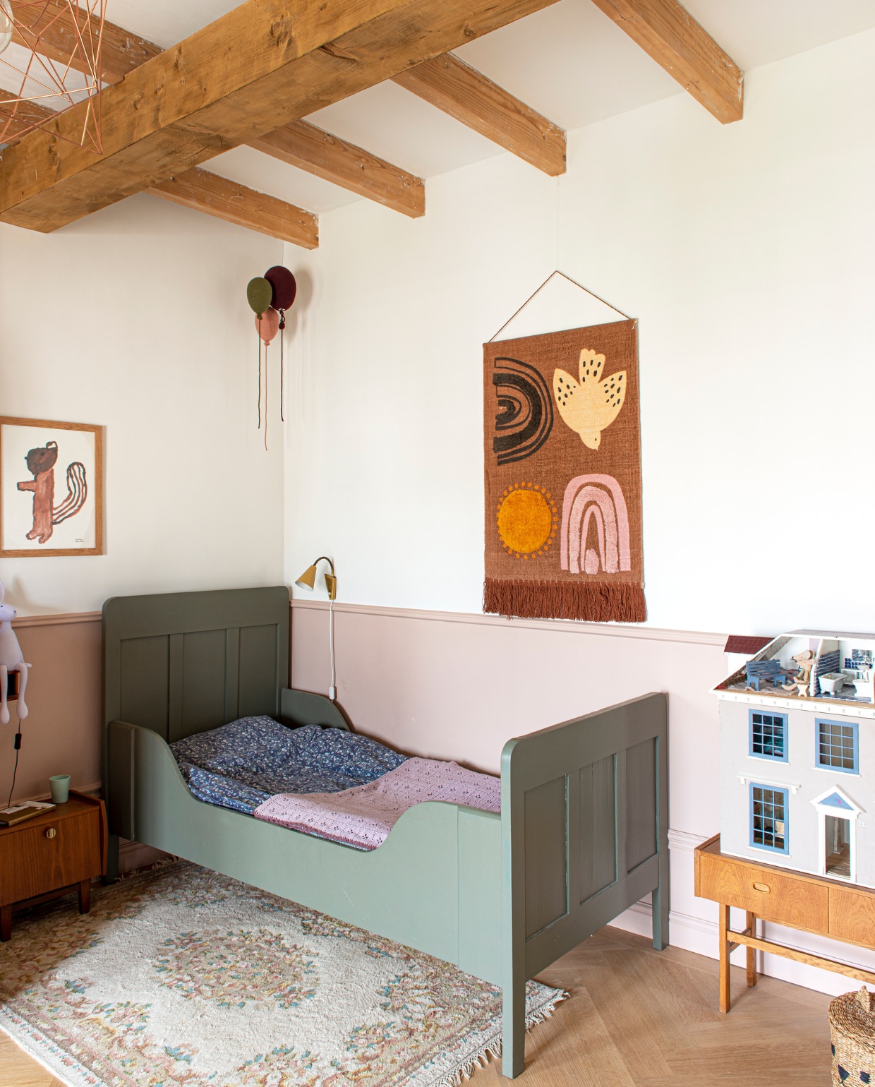 Verfkleur Desert Rose van Paint &amp; Paper Library. Bed Het Inboedelhuis. Dekbed Garbo&amp;Friends. Vloerkleed Hipstyling. Nachtkastje Sprinkelhop. Poster Fine Little Day. Vintage lamp Retro Studio. Wandkleed Studio Loco. Vintage kastje Found in Sweden. Overig onbekend. vtwonen special binnenkijken 03-2023 | productie De Binnenkijkers | styling Jeske Weel | fotografie Caroline Coehorst