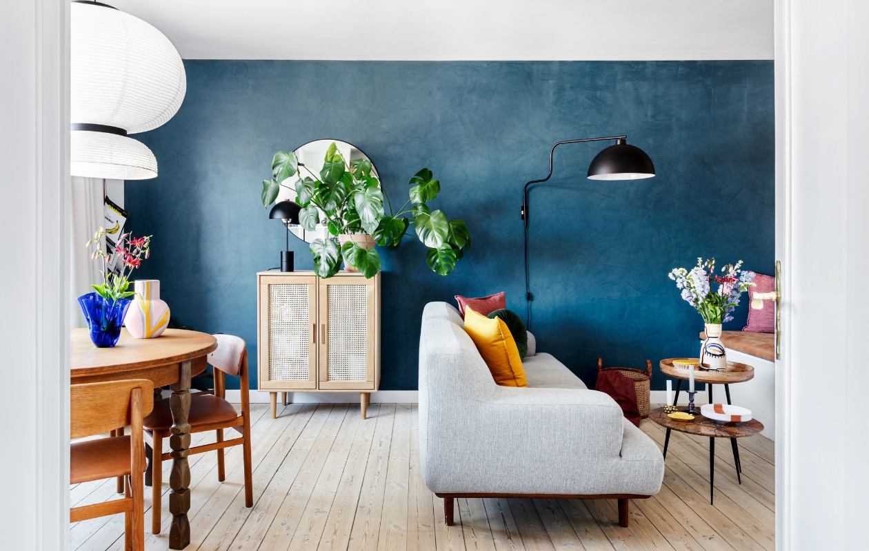 Verfkleur Viol van Färg. Roze vaas Stine Goya x Kähler. Kast Wood Studio. Tafellamp Handvärk. Spiegel Søstrene Grene. Eettafel, blauwe vaas, bank Bolia, wandlamp Hübsch en bijzettafels Mater tweedehands. Opbergbank zelfgemaakt, bekleed met leer. Kussens By Nord en Ikea. Vaas met oog Lrnce. Overig onbekend. vtwonen special binnenkijken 03-2023 | productie Living Inside | styling Rikke Graff Juel | fotografie Christina Kayser Onsgaard