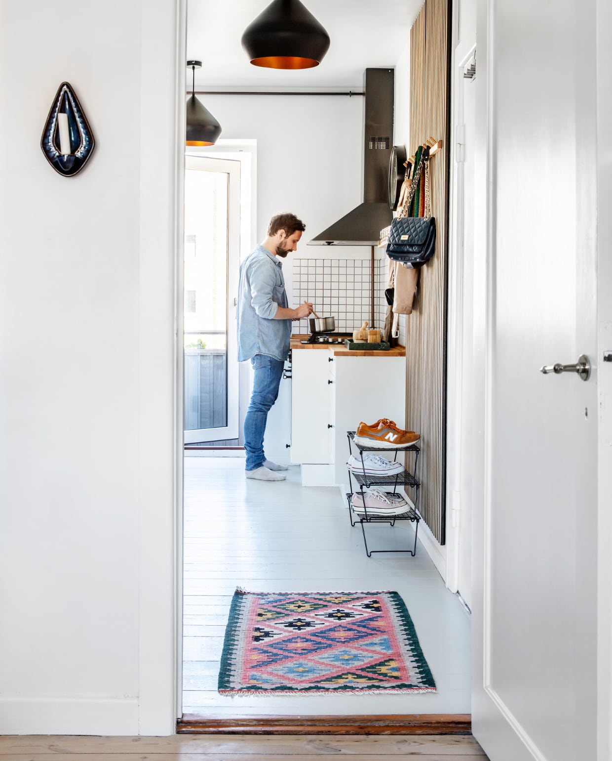 De keuken zat er al in en hebben ze opgeknapt. Schoenenrek Ikea. Lampen tweedehands. Overig onbekend. vtwonen special binnenkijken 03-2023 | productie Living Inside | styling Rikke Graff Juel | fotografie Christina Kayser Onsgaard