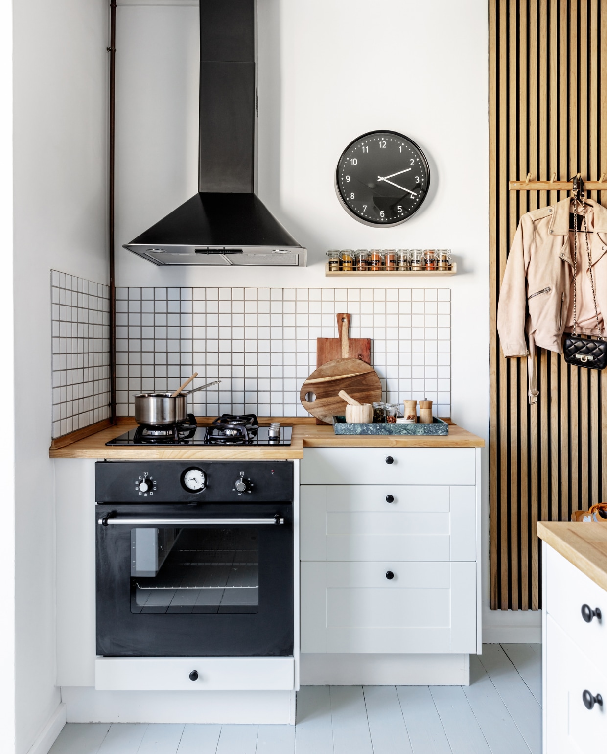 Eikenhouten akoestisch wandpaneel Bauhaus. Kapstok Ikea. Marmeren dienblad Bahne. Vijzel Netto. Snijplanken Søstrene Grene en IB Laursen. Kruidenrek Søstrene Grene. Potjes supermarkt, labels Dymo. vtwonen special binnenkijken 03-2023 | productie Living Inside | styling Rikke Graff Juel | fotografie Christina Kayser Onsgaard