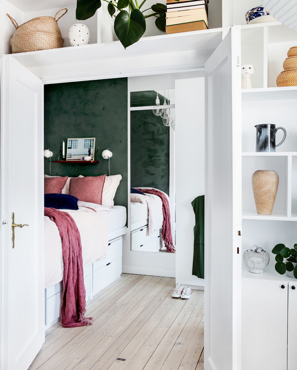 Verfkleur Dark Emerald van Detale. Lades onder het bed Ikea. Bedlampen vlooienmarkt. Beddengoed H&amp;M Home. Sprei en kussens By Nord. Overig onbekend. vtwonen special binnenkijken 03-2023 | productie Living Inside | styling Rikke Graff Juel | fotografie Christina Kayser Onsgaard