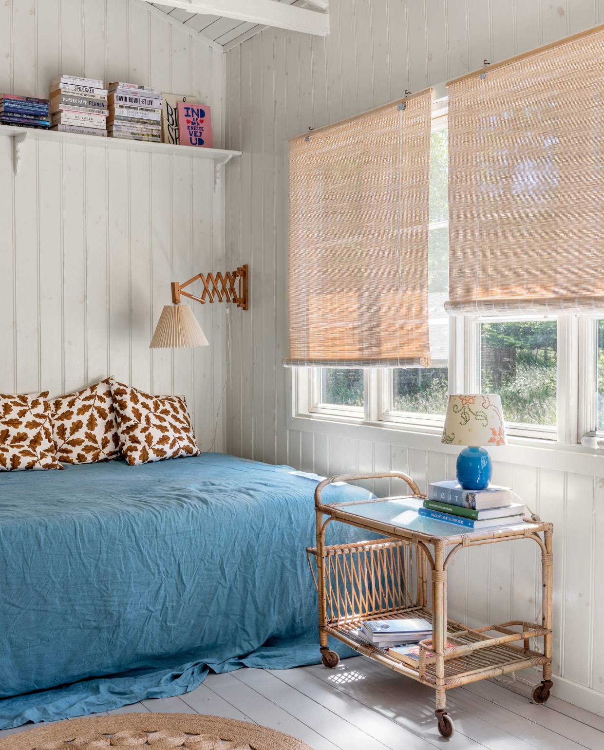 Japanse rieten rolgordijnen lokale Aziatische winkel. Beddengoed Merci Merci Paris. Kussens en vloerkleed H&M Home. Rotan trolley en wandlamp rommelmarkt. Vintage lamp met keramische poot van Kähler. Overig onbekend. vtwonen special binnenkijken 06-2022 | productie Living Inside | fotografie Peter Kragballe