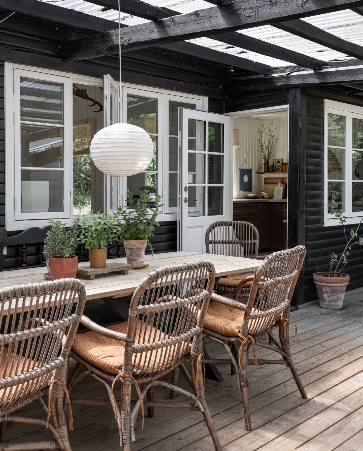 Zelfgemaakte eettafel. Stoelen rommelmarkt. Kussens Madam Stoltz. Bollamp Rabens Saloner. Plantenpotten Skagerak. vtwonen special binnenkijken 06-2022 | productie Living Inside | fotografie Peter Kragballe