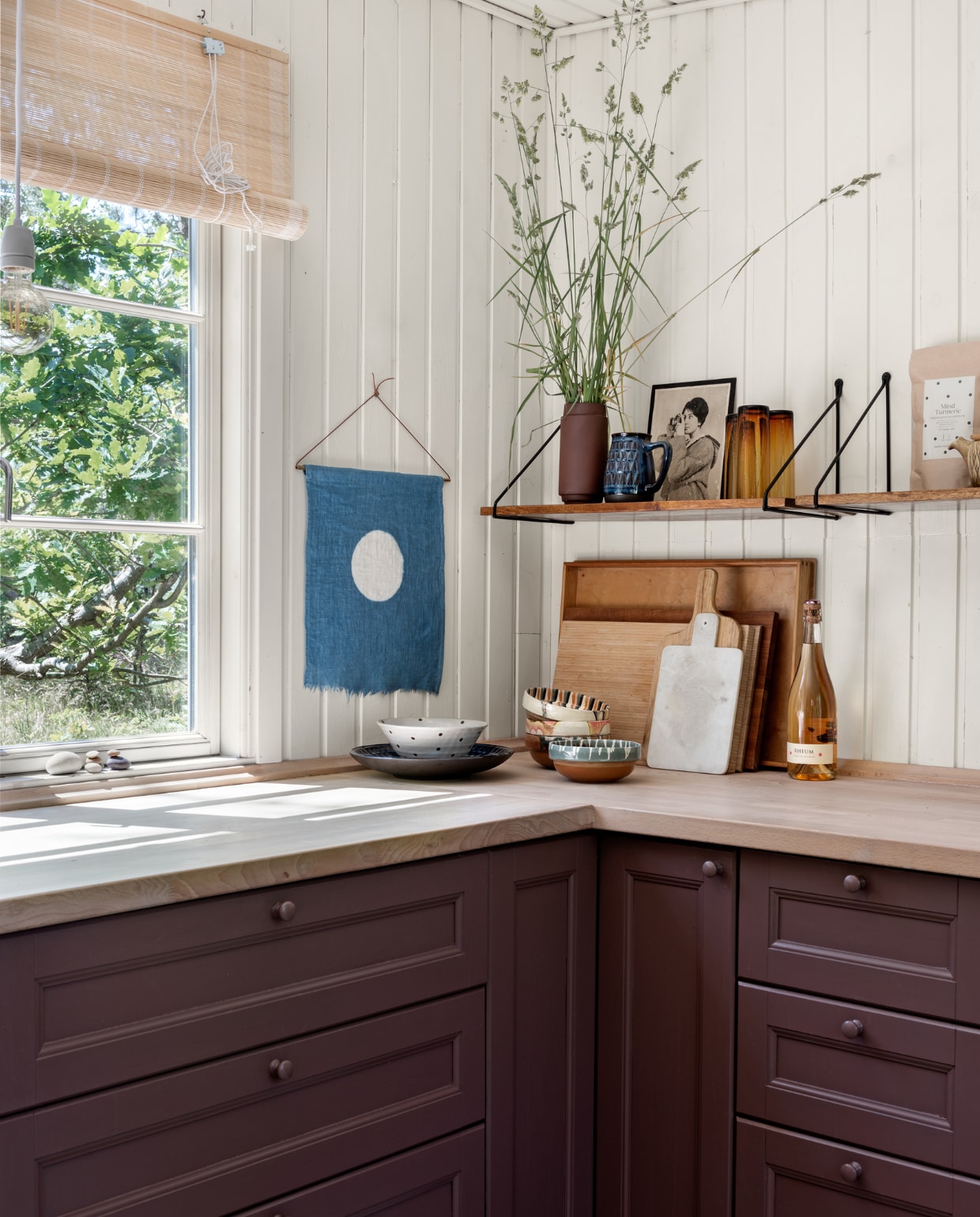 De keuken is nog van Rikke,s ouders geweest, Rikke schilderde de kastjes in kleur Daydreamer van Jotun. Wandhanger @slowworksdesign. Servies en vazen rommelmarkt. Lavastenen snijplank File Under Pop. Wandplank Frame. Overig onbekend. vtwonen special binnenkijken 06-2022 | productie Living Inside | fotografie Peter Kragballe