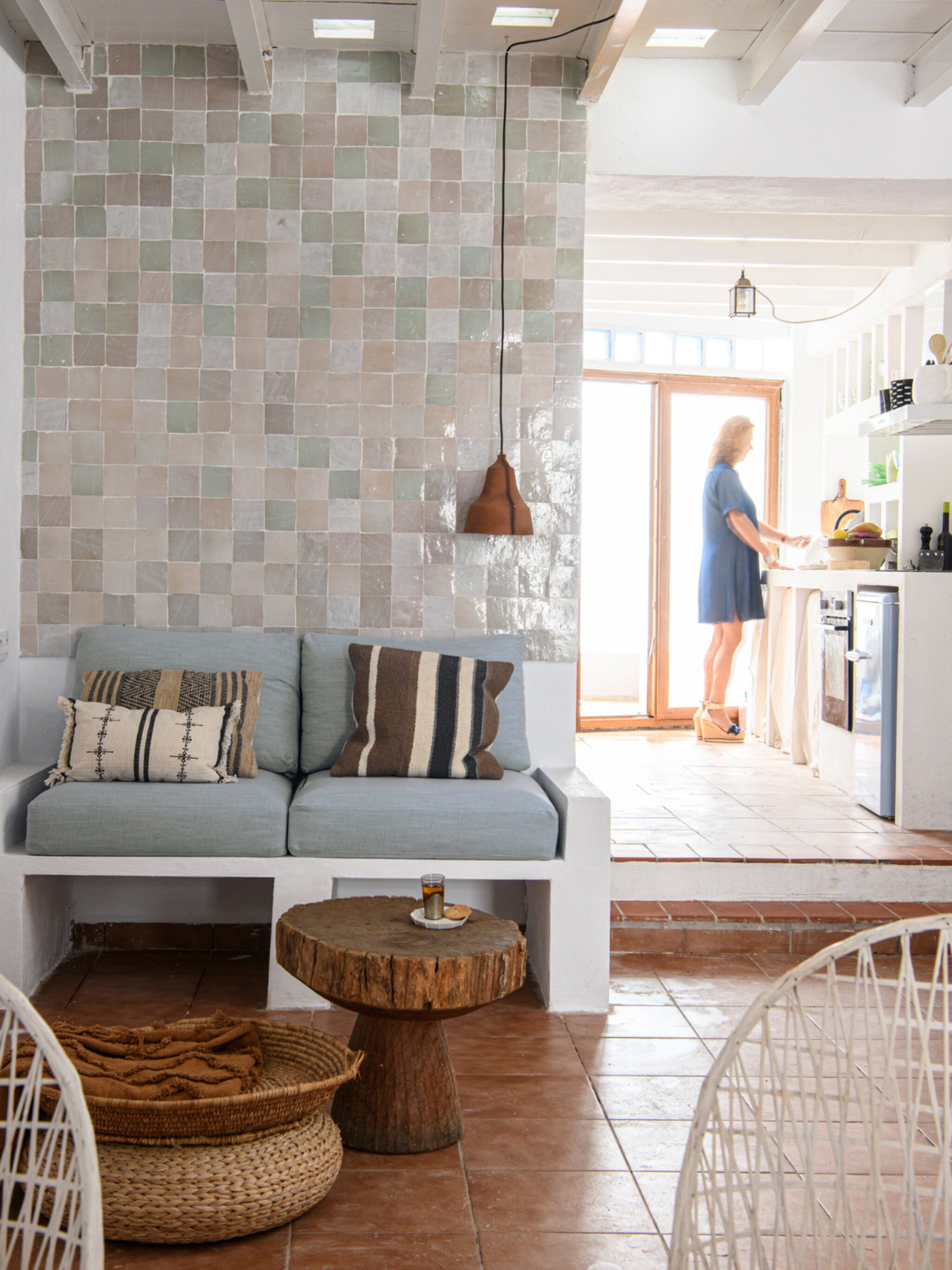 binnenkijken in een spaanse woning vol vintage vondsten